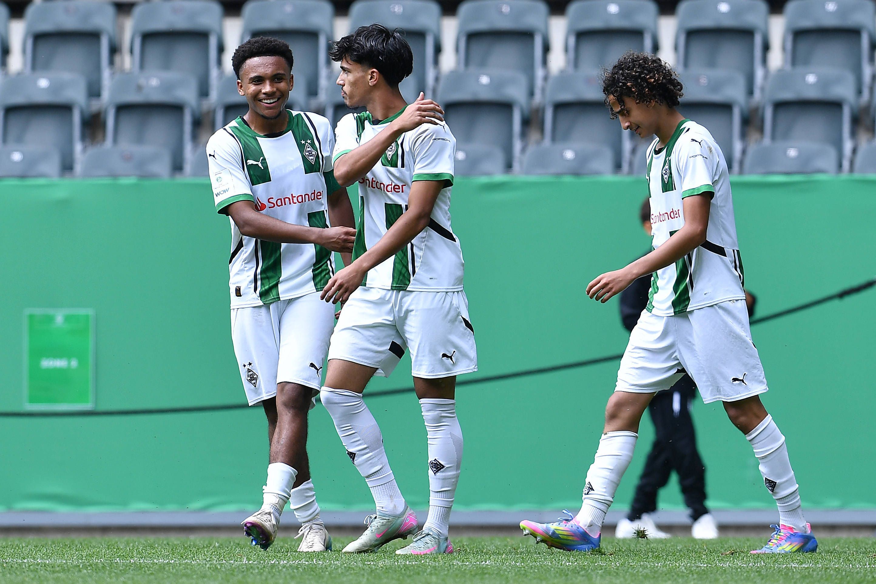 Talente von Borussia Mönchengladbach feiern einen Treffer im Finale um die U17-Meisterschaft gegen RB Leipzig am 15. Juni 2025.
