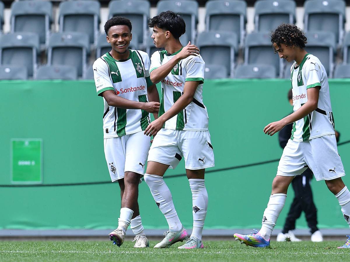 Talente von Borussia Mönchengladbach feiern einen Treffer im Finale um die U17-Meisterschaft gegen RB Leipzig am 15. Juni 2025.