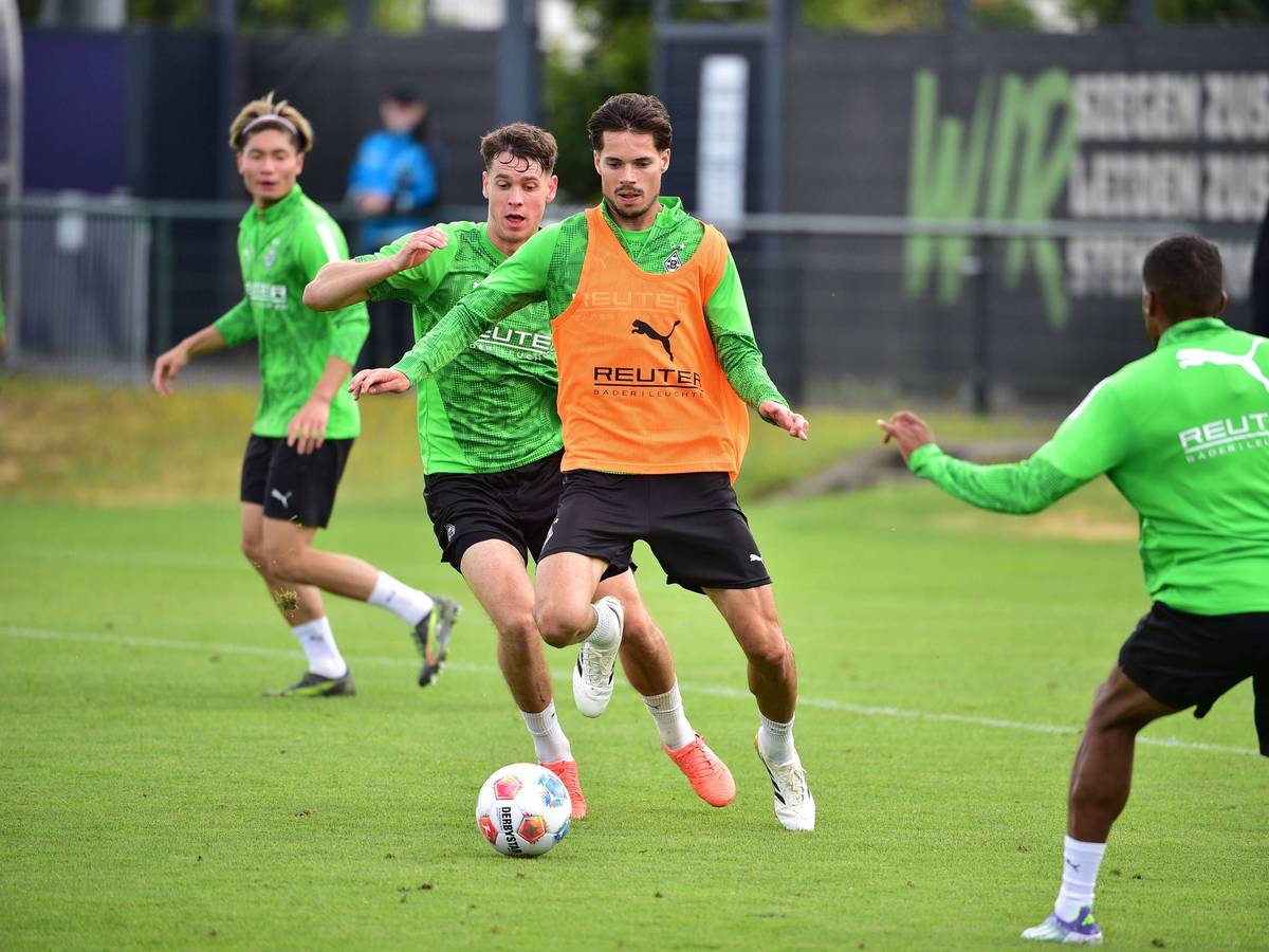 Julian Weigl am Ball im Borussia-Training.