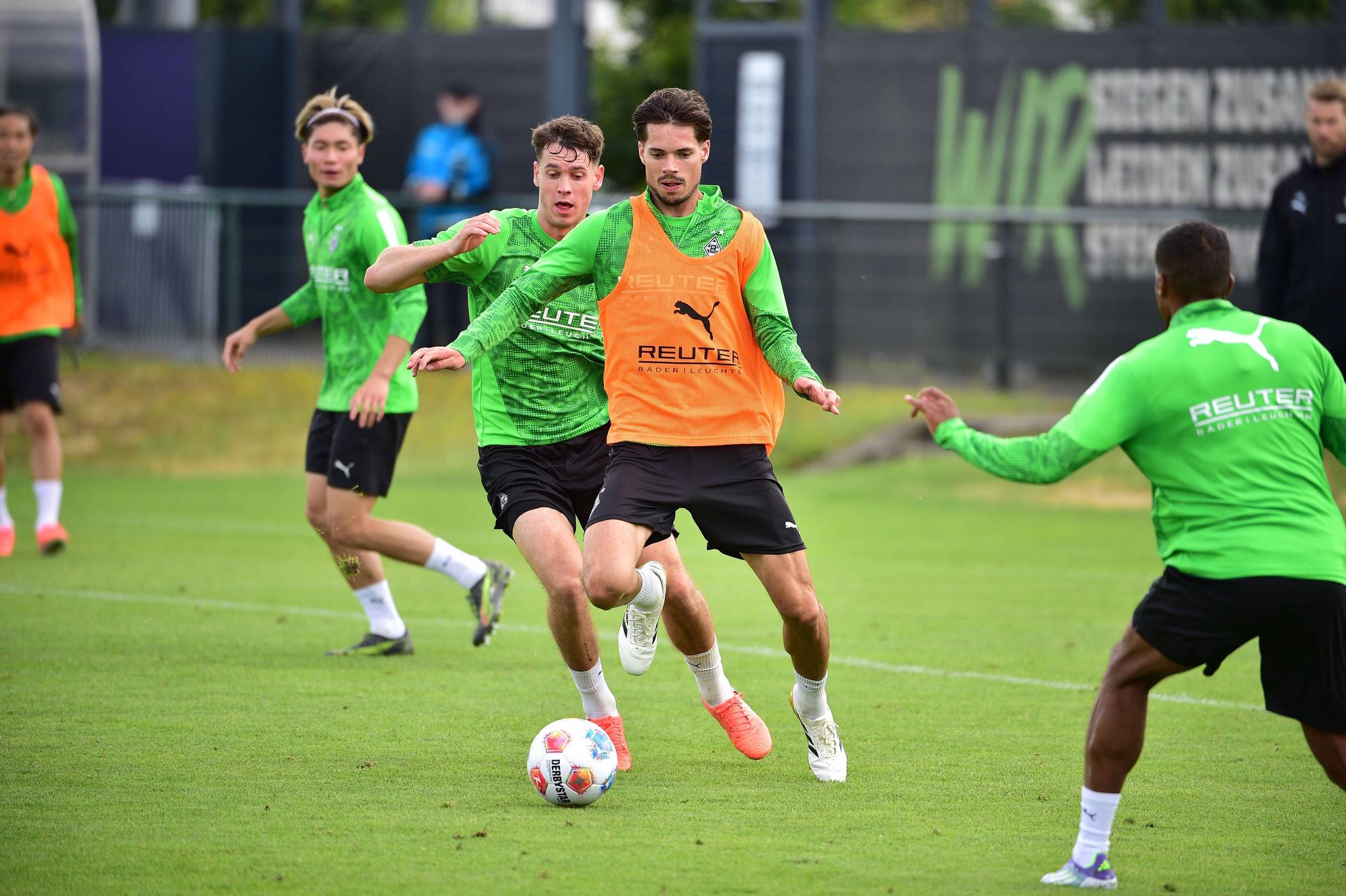Julian Weigl am Ball im Borussia-Training.