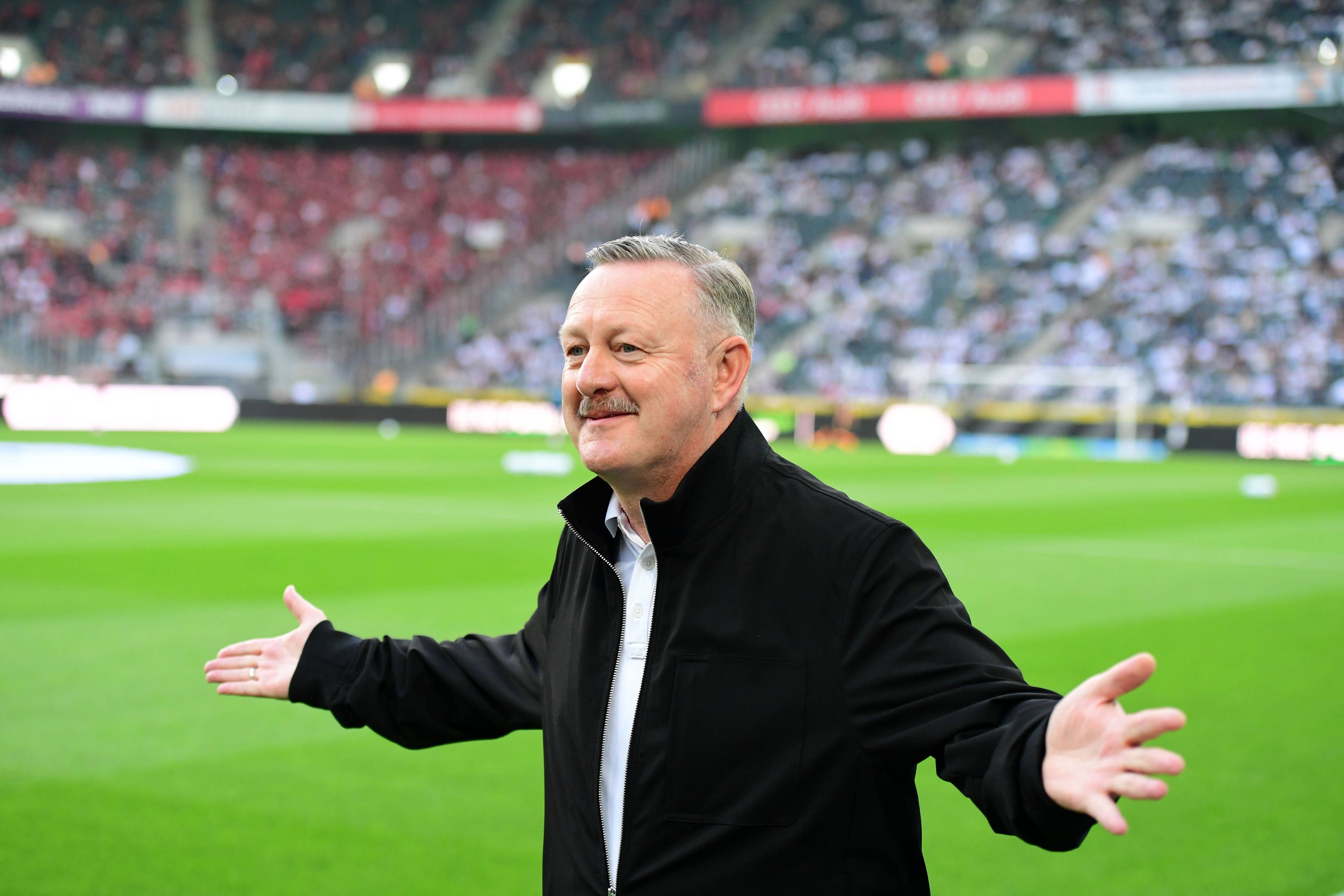 Roland Virkus streckt die Arme aus.