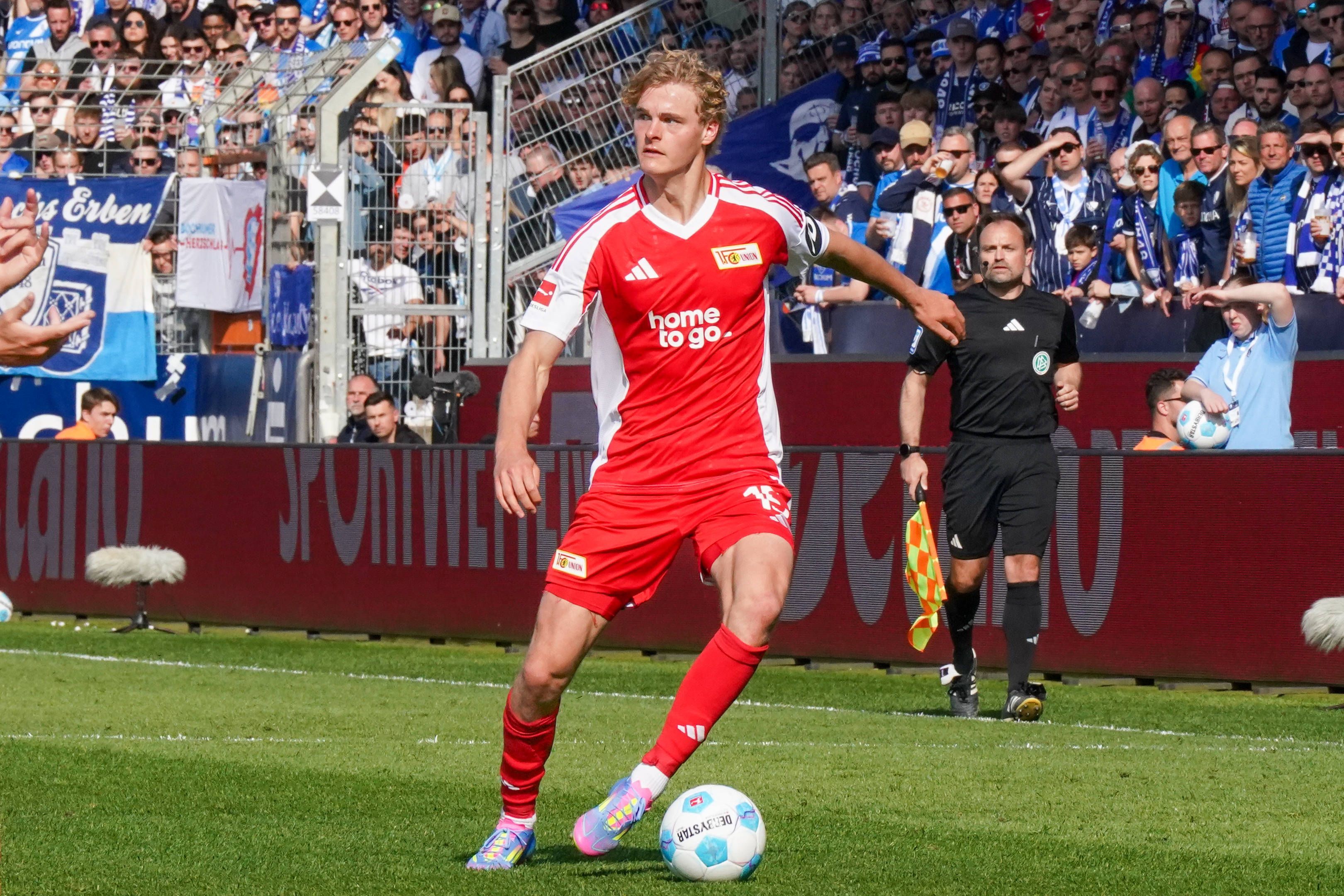 Tom Rothe dribbelt mit dem Ball am Fuß und schaut dabei nach oben.