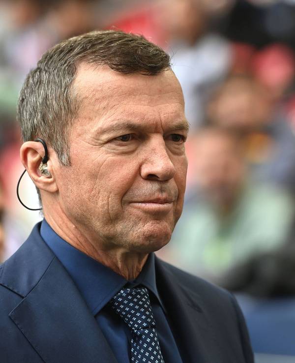 Lothar Matthäus im Anzug an der Seitenlinie.