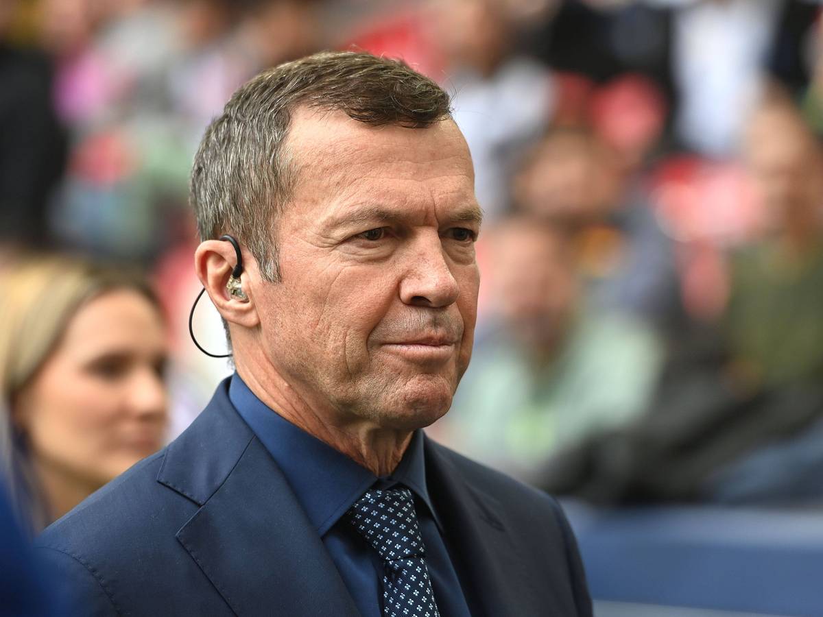 Lothar Matthäus im Anzug an der Seitenlinie.