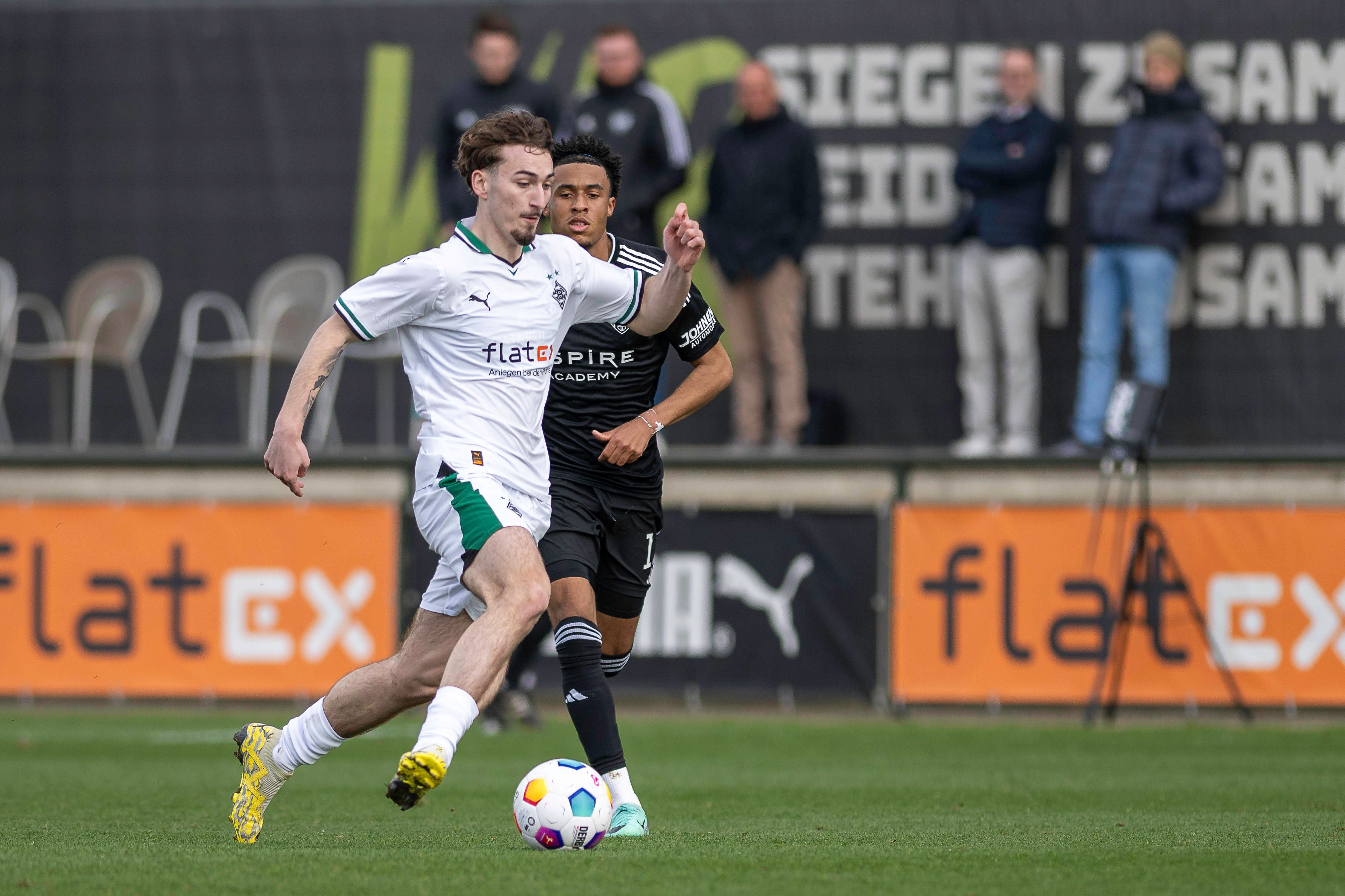 Tony Reitz bei einem Testspiel der Gladbach-Profis am Ball.