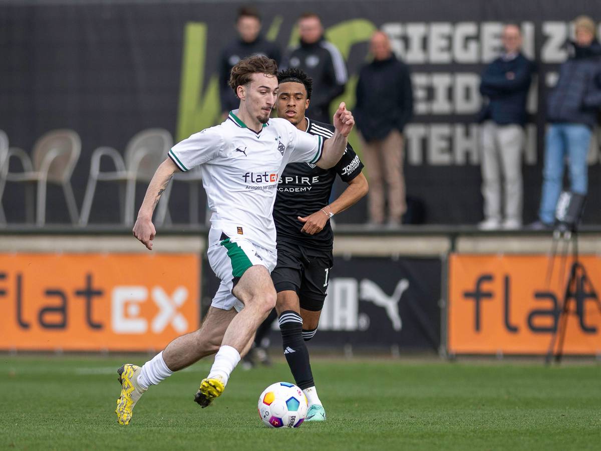 Tony Reitz bei einem Testspiel der Gladbach-Profis am Ball.
