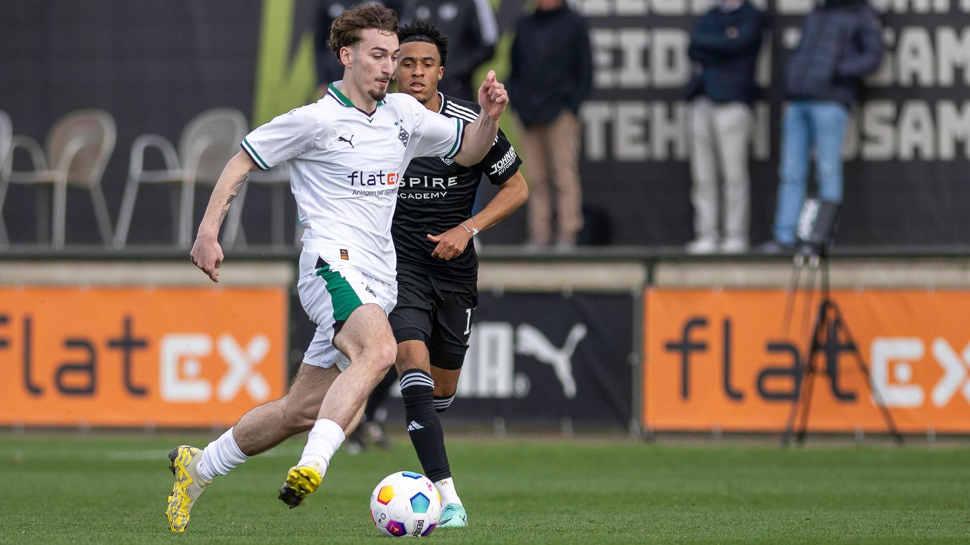 Tony Reitz bei einem Testspiel der Gladbach-Profis am Ball.
