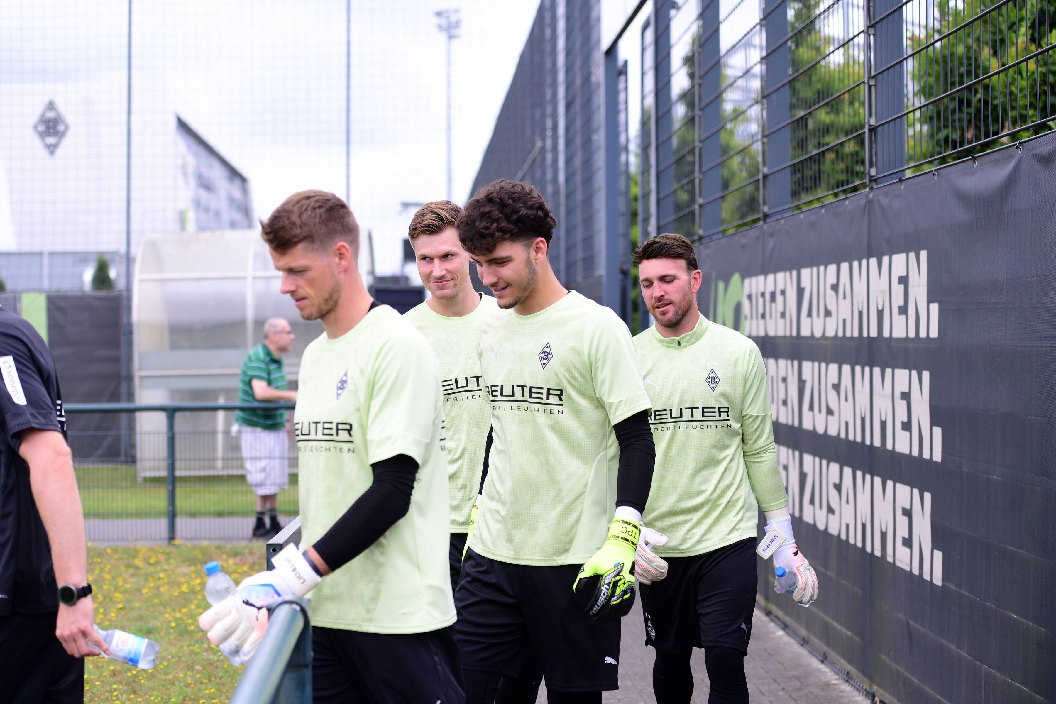 Tobi Sippel folgt den anderen Gladbach-Torhütern auf den Trainingsplatz.
