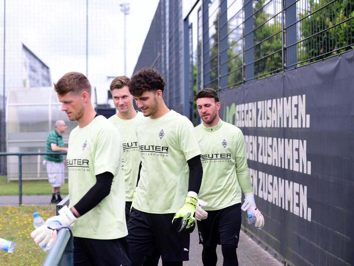 Tobi Sippel folgt den anderen Gladbach-Torhütern auf den Trainingsplatz.