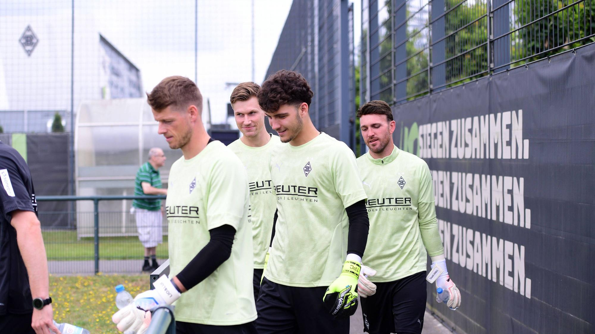 Tobi Sippel folgt den anderen Gladbach-Torhütern auf den Trainingsplatz.
