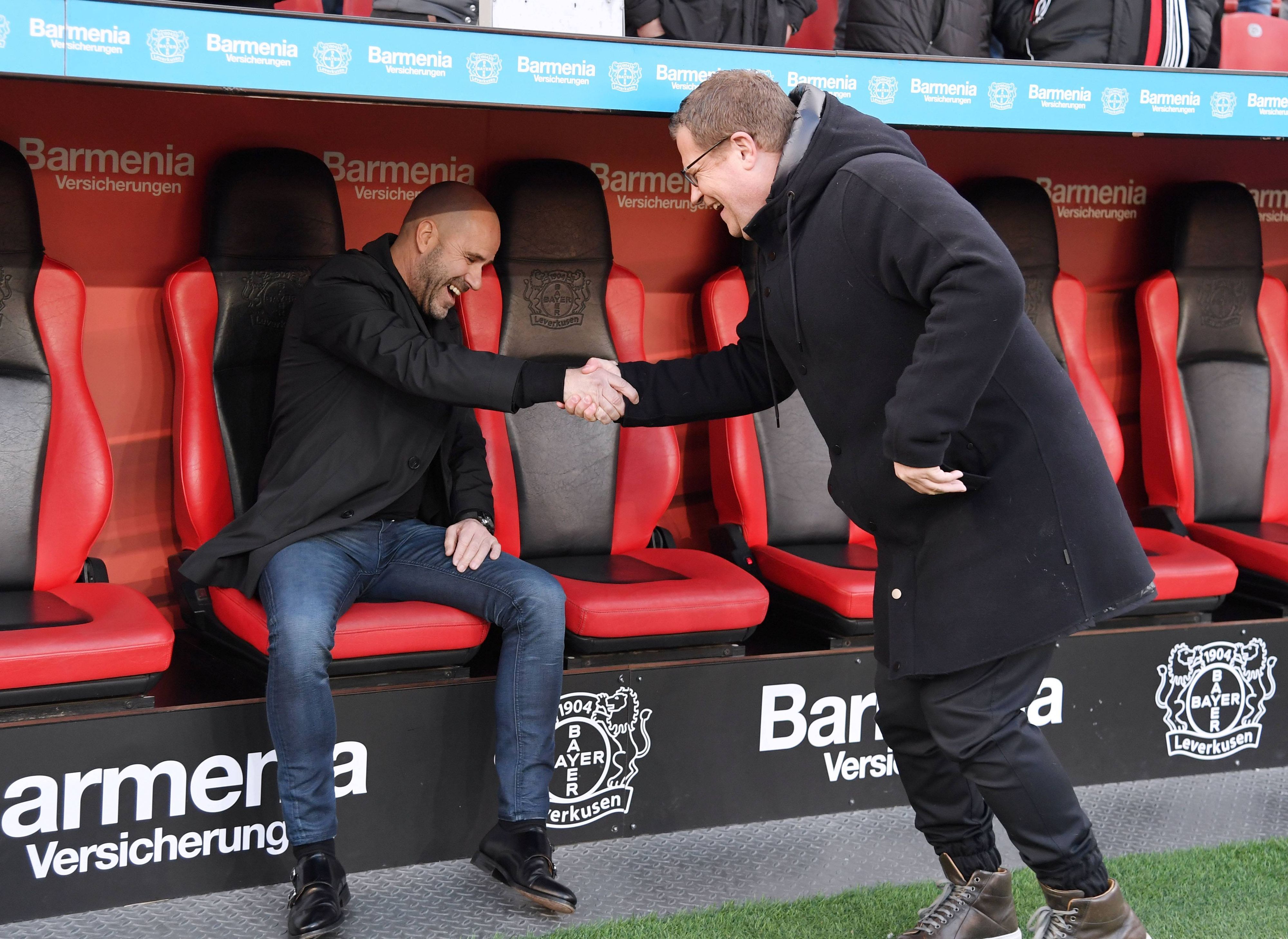 Peter Bosz und Max Eberl geben sich in der BayArena die Hand.
