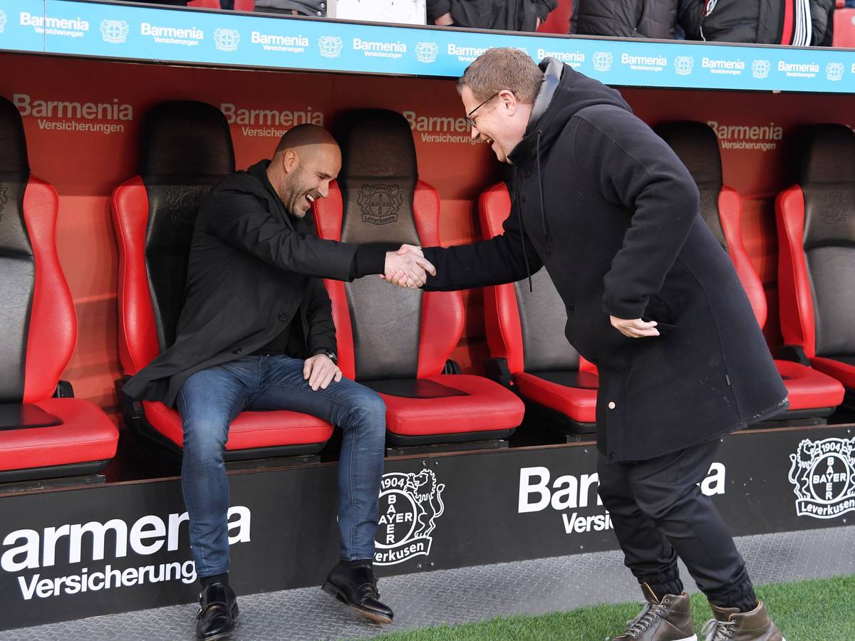 Peter Bosz und Max Eberl geben sich in der BayArena die Hand.