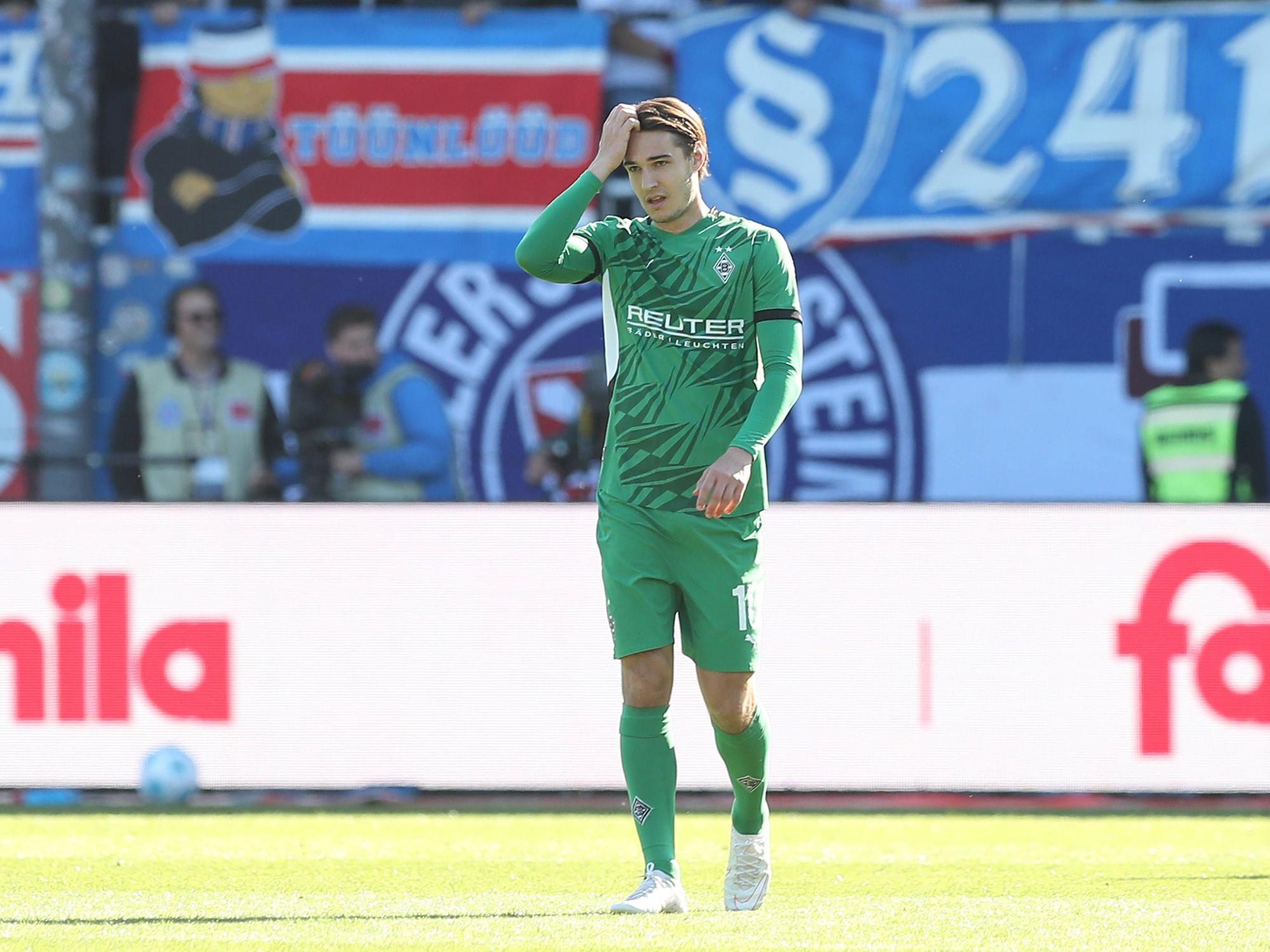 Flo Neuhaus fasst sich beim Borussia-Spiel in Kiel an den Kopf.
