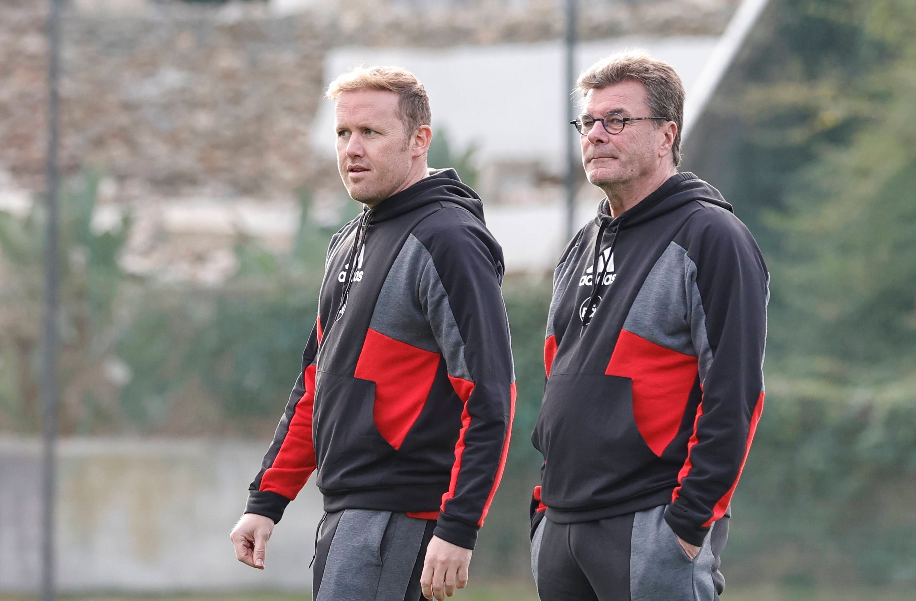 Olaf Rebbe und Dieter Hecking stehen nebeneinander auf dem Trainingsplatz.