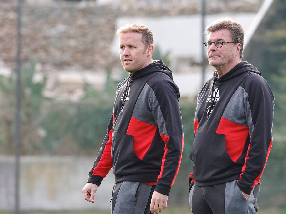 Olaf Rebbe und Dieter Hecking stehen nebeneinander auf dem Trainingsplatz.