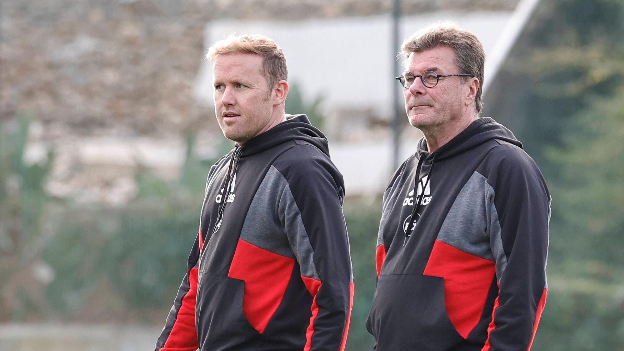 Olaf Rebbe und Dieter Hecking stehen nebeneinander auf dem Trainingsplatz.