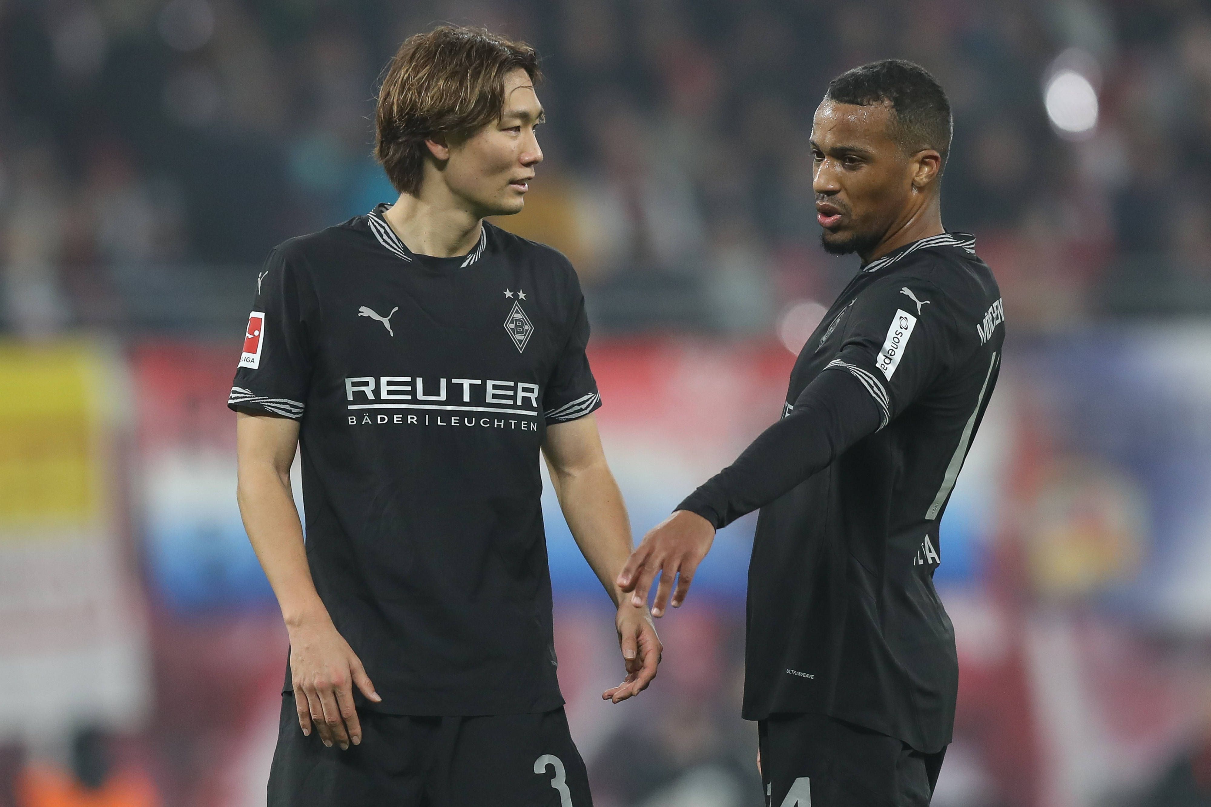 Ko Itakura und Alassane Plea (r.) unterhalten sich während des Spiels.