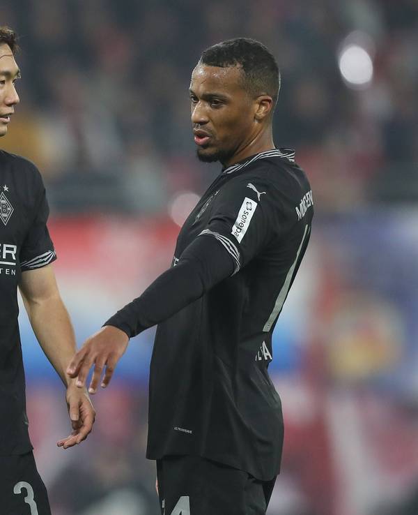 Ko Itakura und Alassane Plea (r.) unterhalten sich während des Spiels.