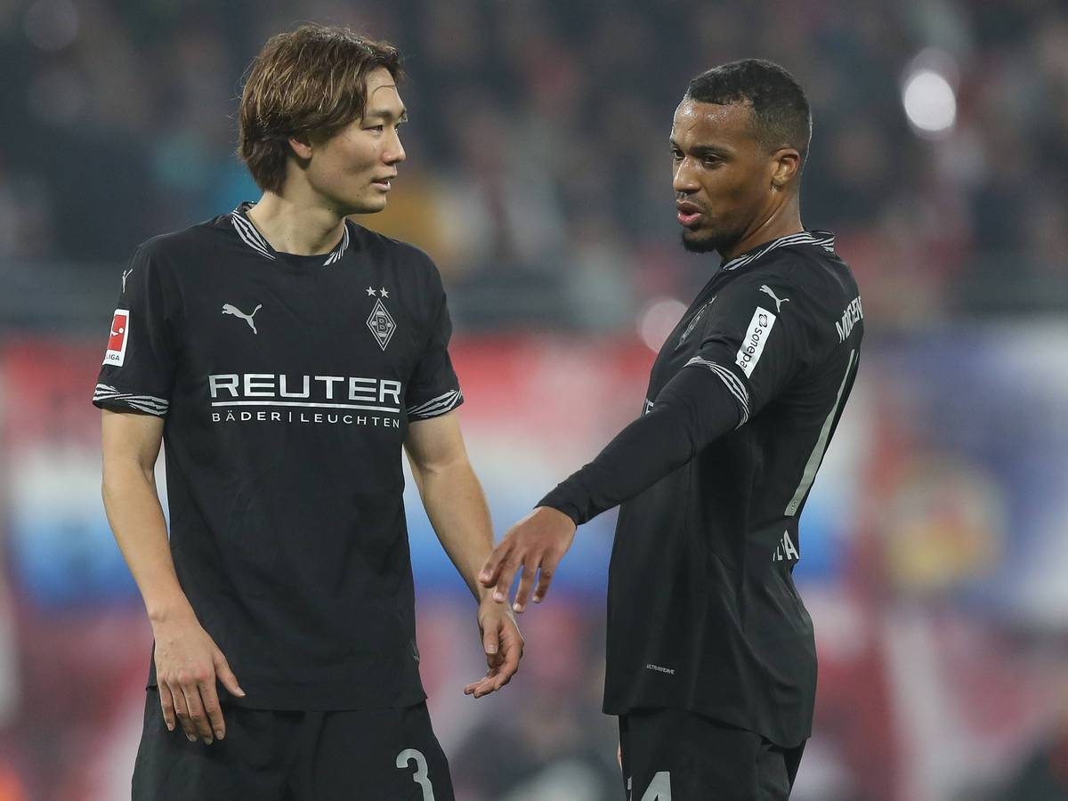Ko Itakura und Alassane Plea (r.) unterhalten sich während des Spiels.