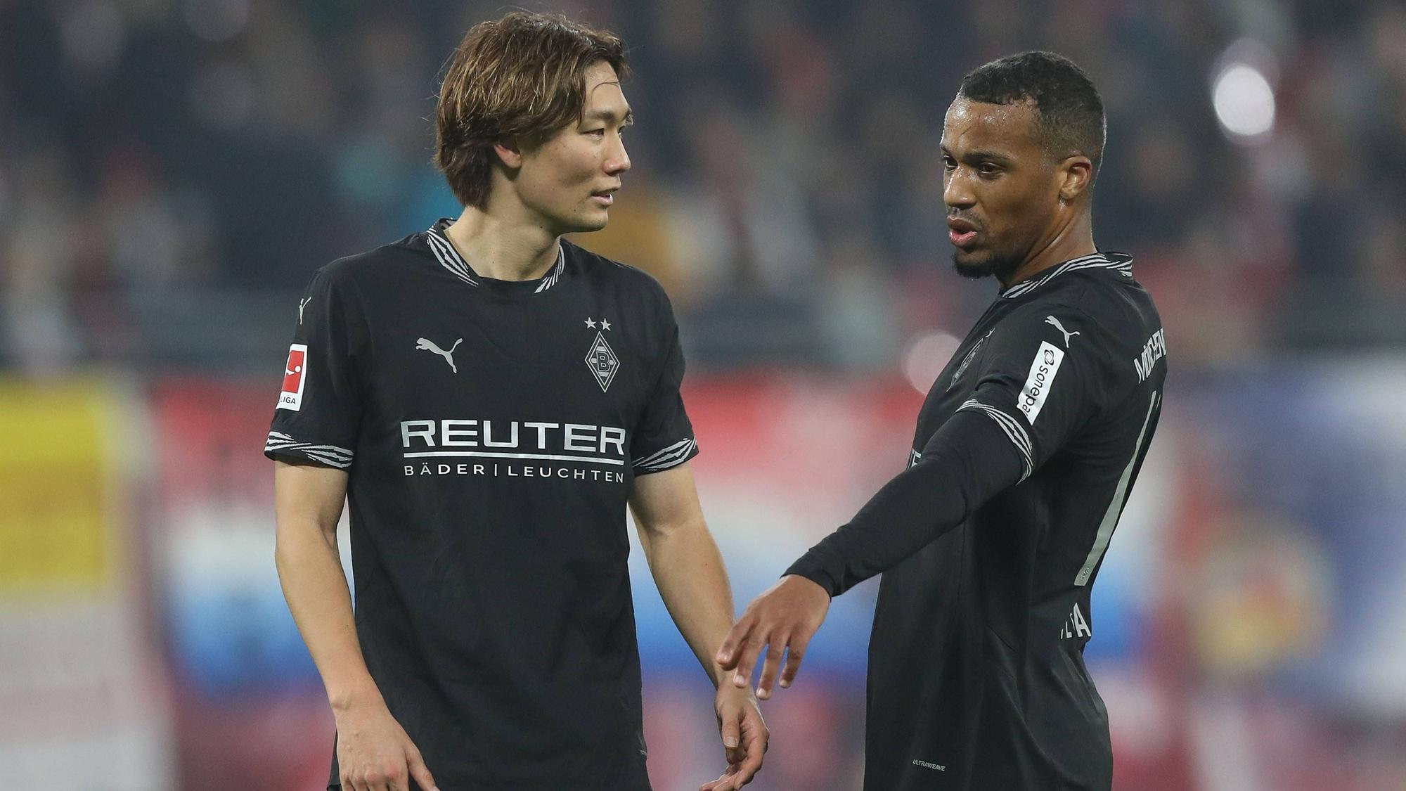 Ko Itakura und Alassane Plea (r.) unterhalten sich während des Spiels.