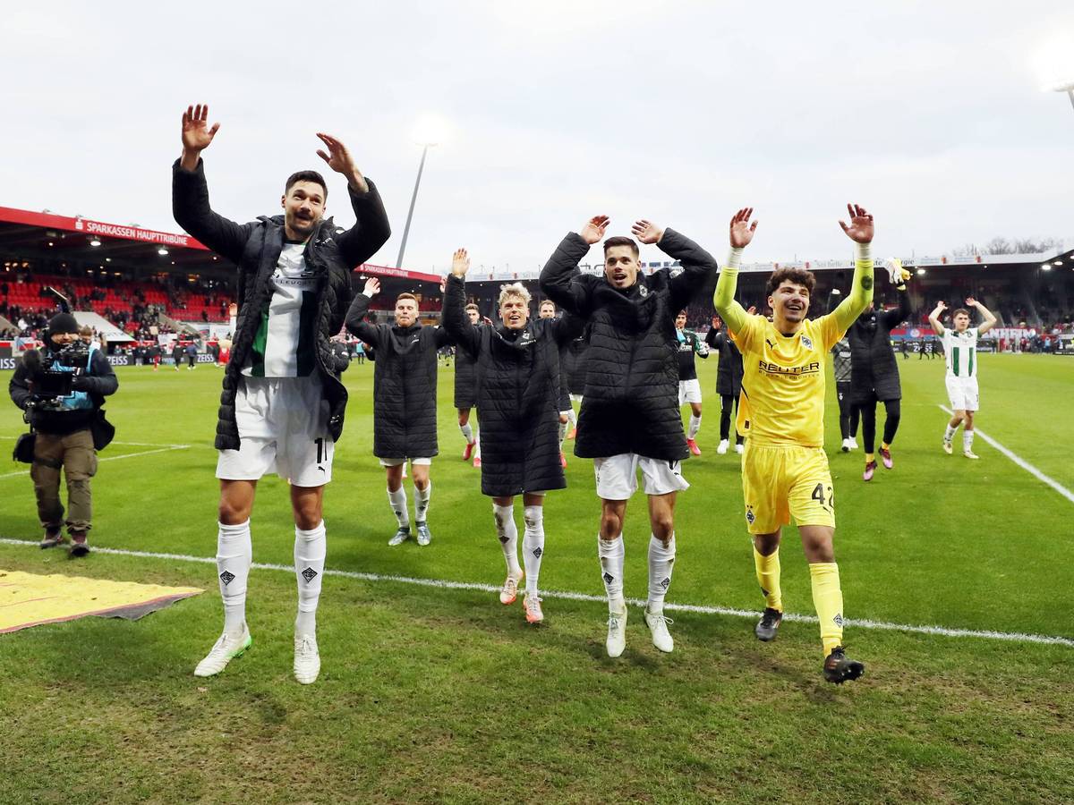 Die Borussia-Spieler feiern vor dem Auswärtsblock in Heidenheim.