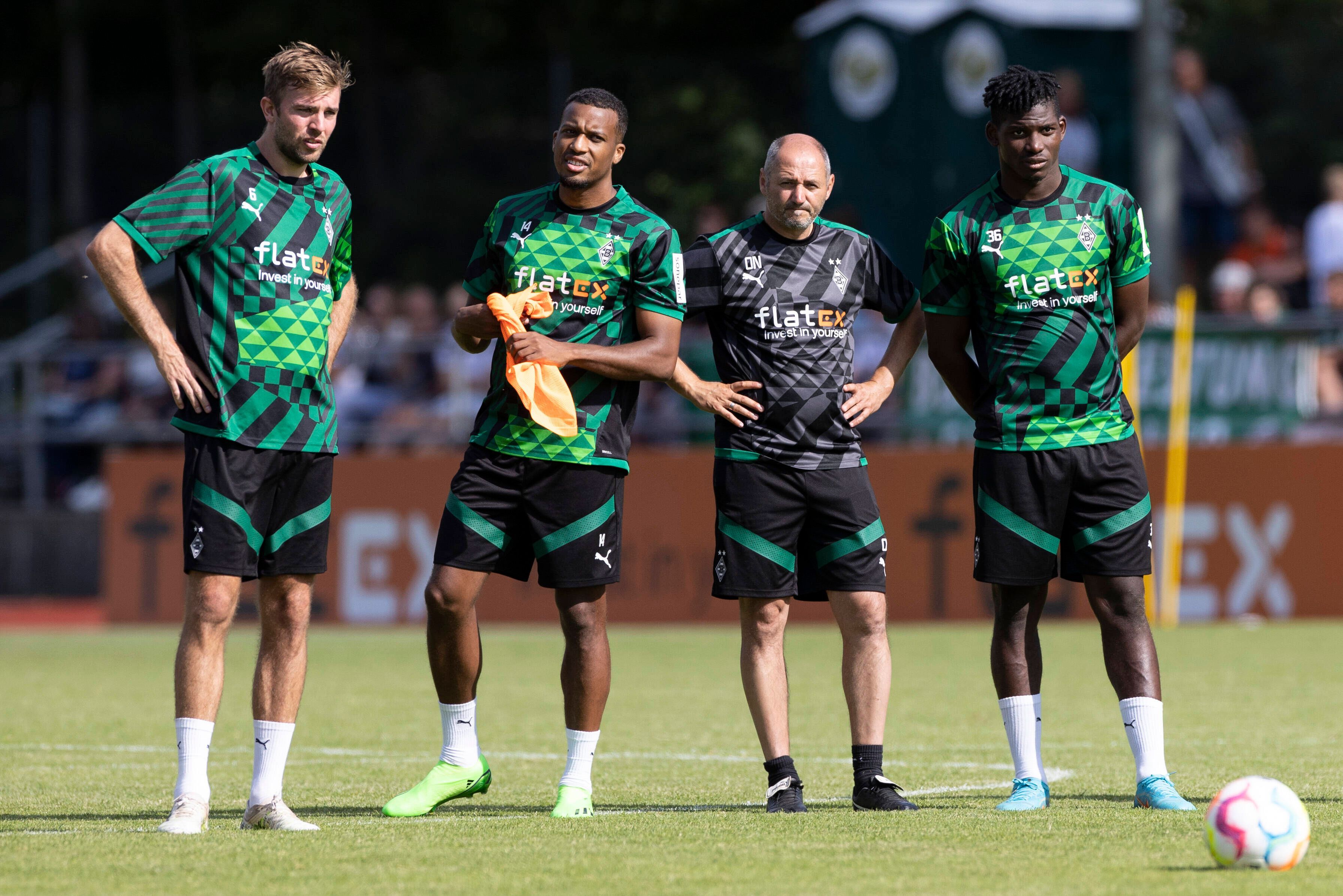 Christoph Kramer, Alassane Plea und Breel Embolo stehen neben Oliver Neuville.