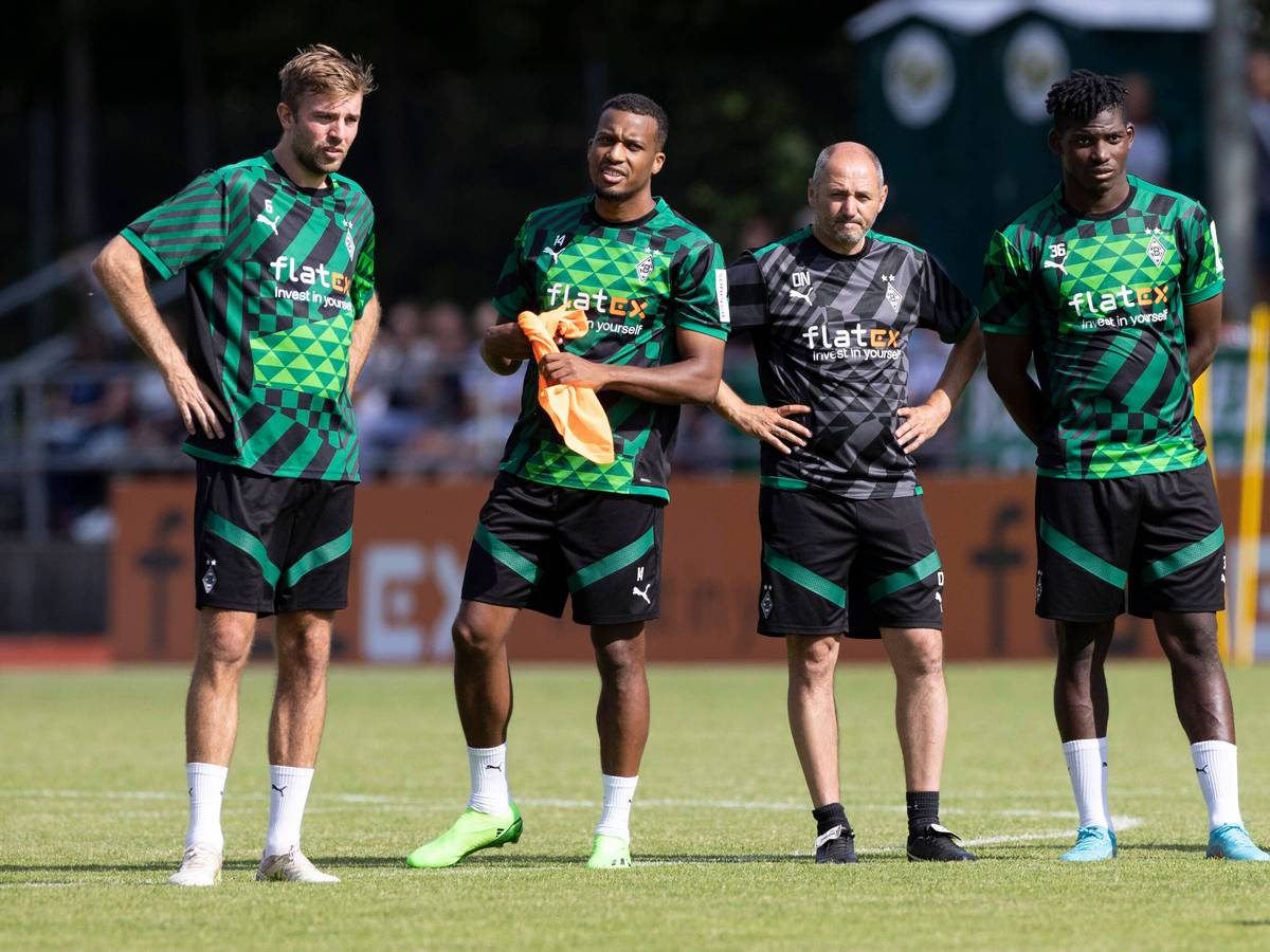 Christoph Kramer, Alassane Plea und Breel Embolo stehen neben Oliver Neuville.