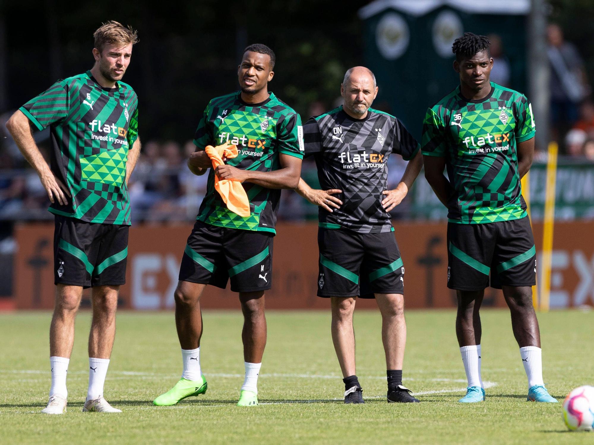 Christoph Kramer, Alassane Plea und Breel Embolo stehen neben Oliver Neuville.