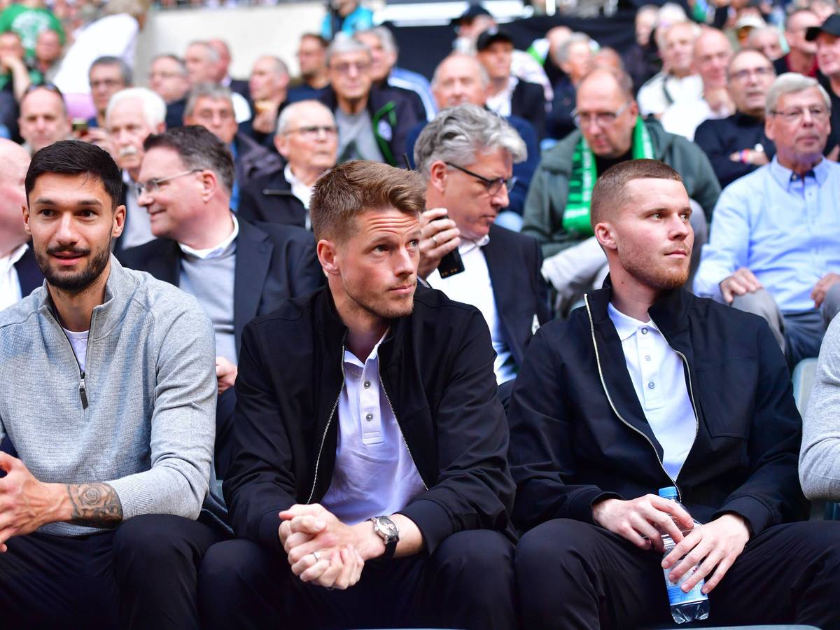 Nico Elvedi sitzt neben Jonas Omlin und Tim Kleindienst.