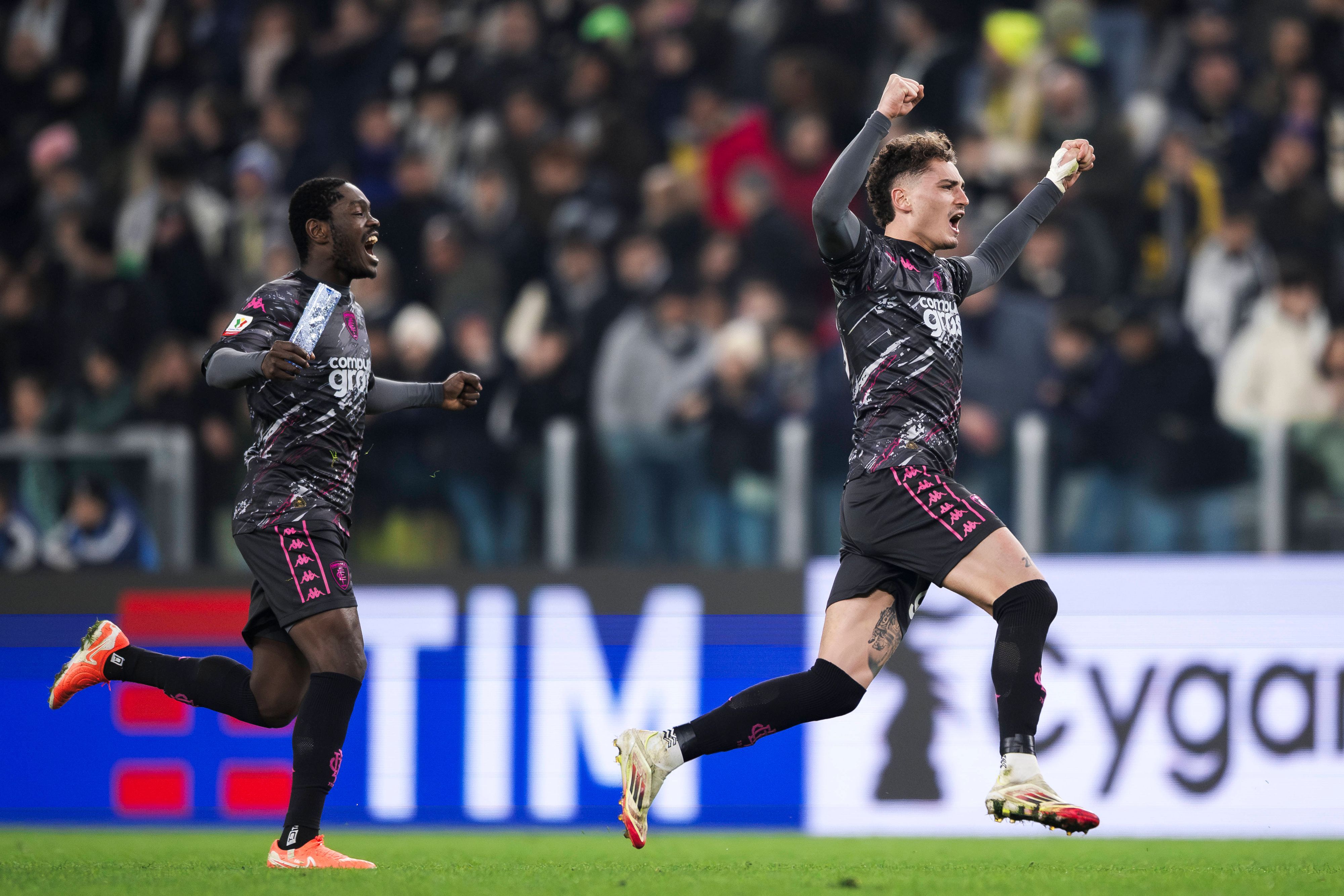 Sebastiano Esposito feiert einen Treffer im Spiel von Empoli bei Juventus
