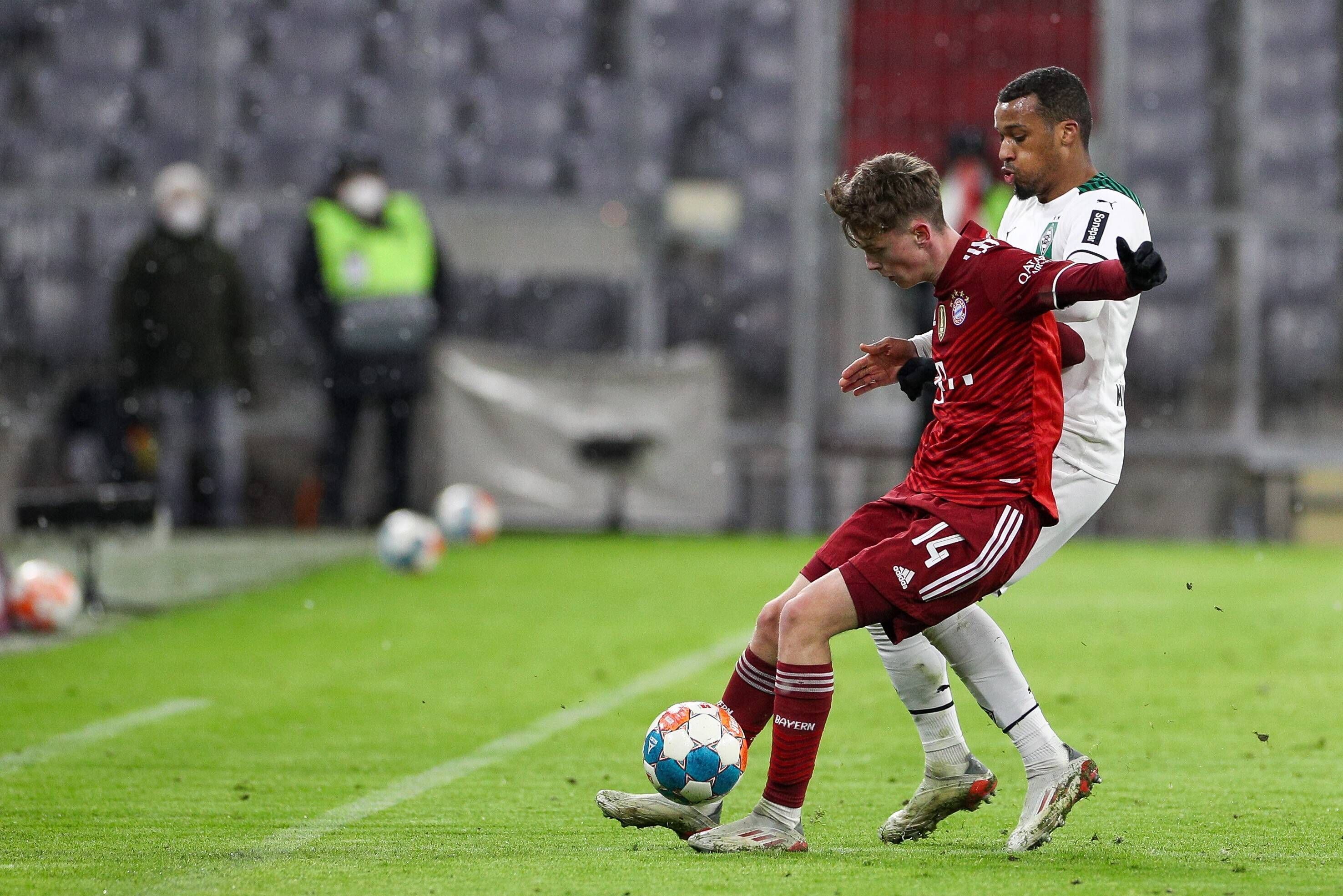 Alassane Plea im Zweikampf mit Paul Wanner.