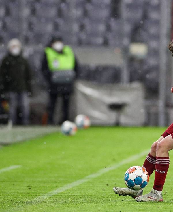 Alassane Plea im Zweikampf mit Paul Wanner.