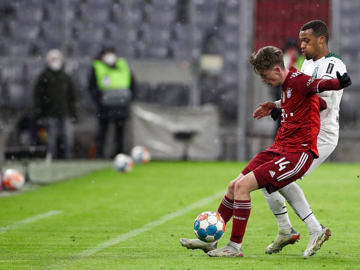Alassane Plea im Zweikampf mit Paul Wanner.