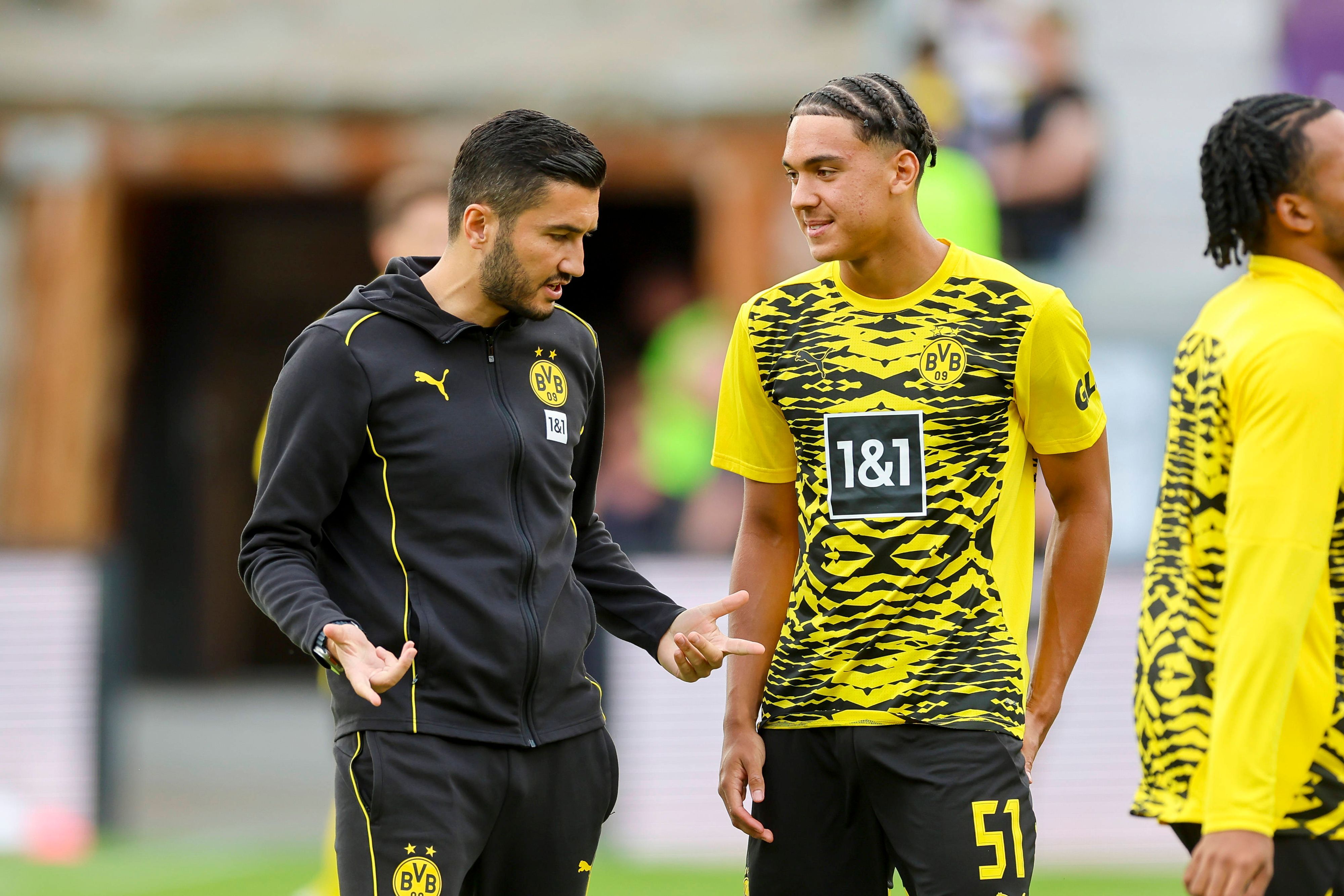 Nuri Sahin spricht im Training mit Tyler Meiser.
