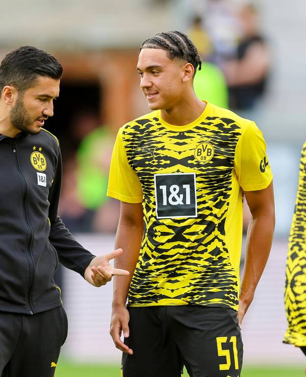 Nuri Sahin spricht im Training mit Tyler Meiser.