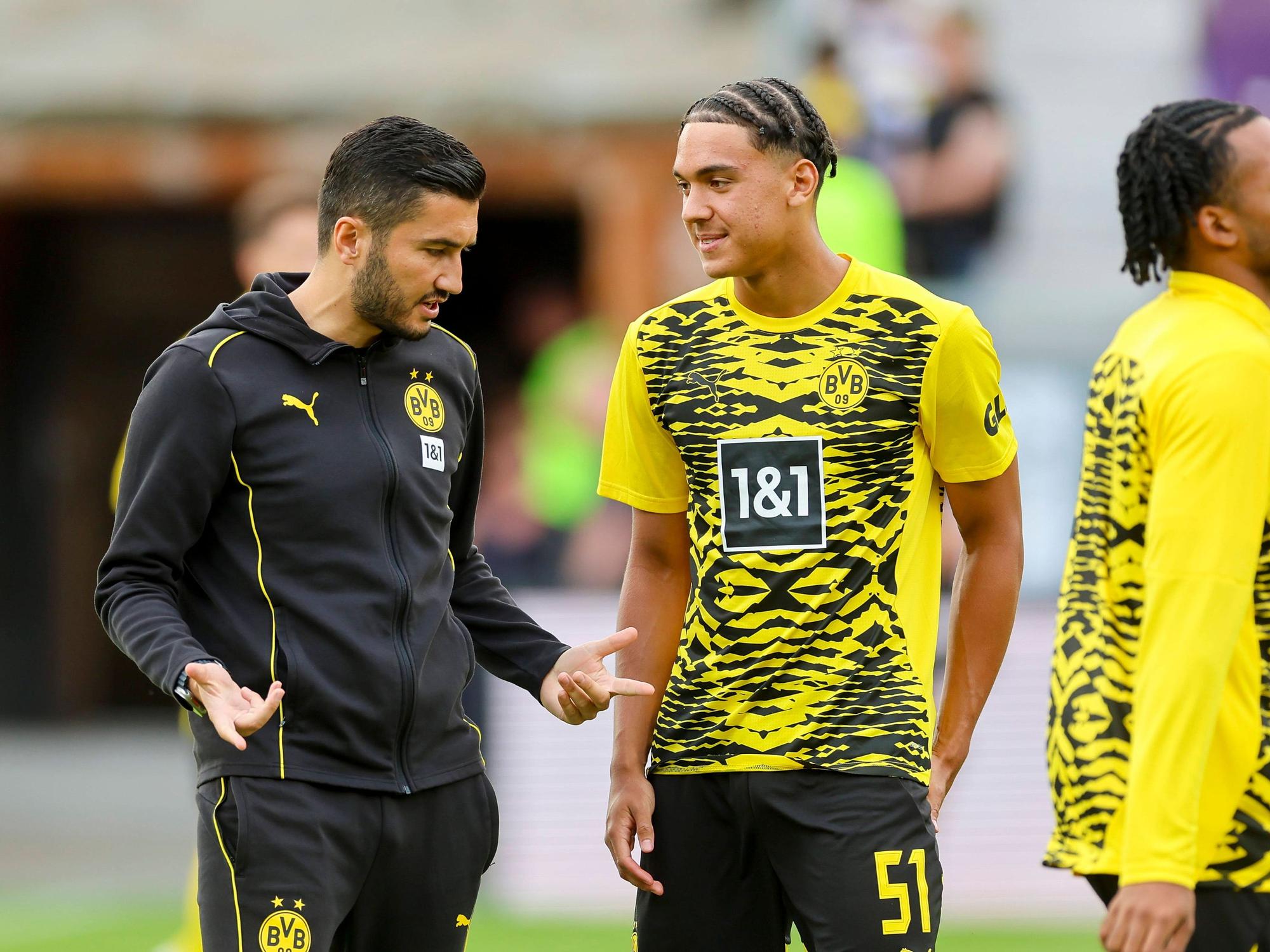 Nuri Sahin spricht im Training mit Tyler Meiser.