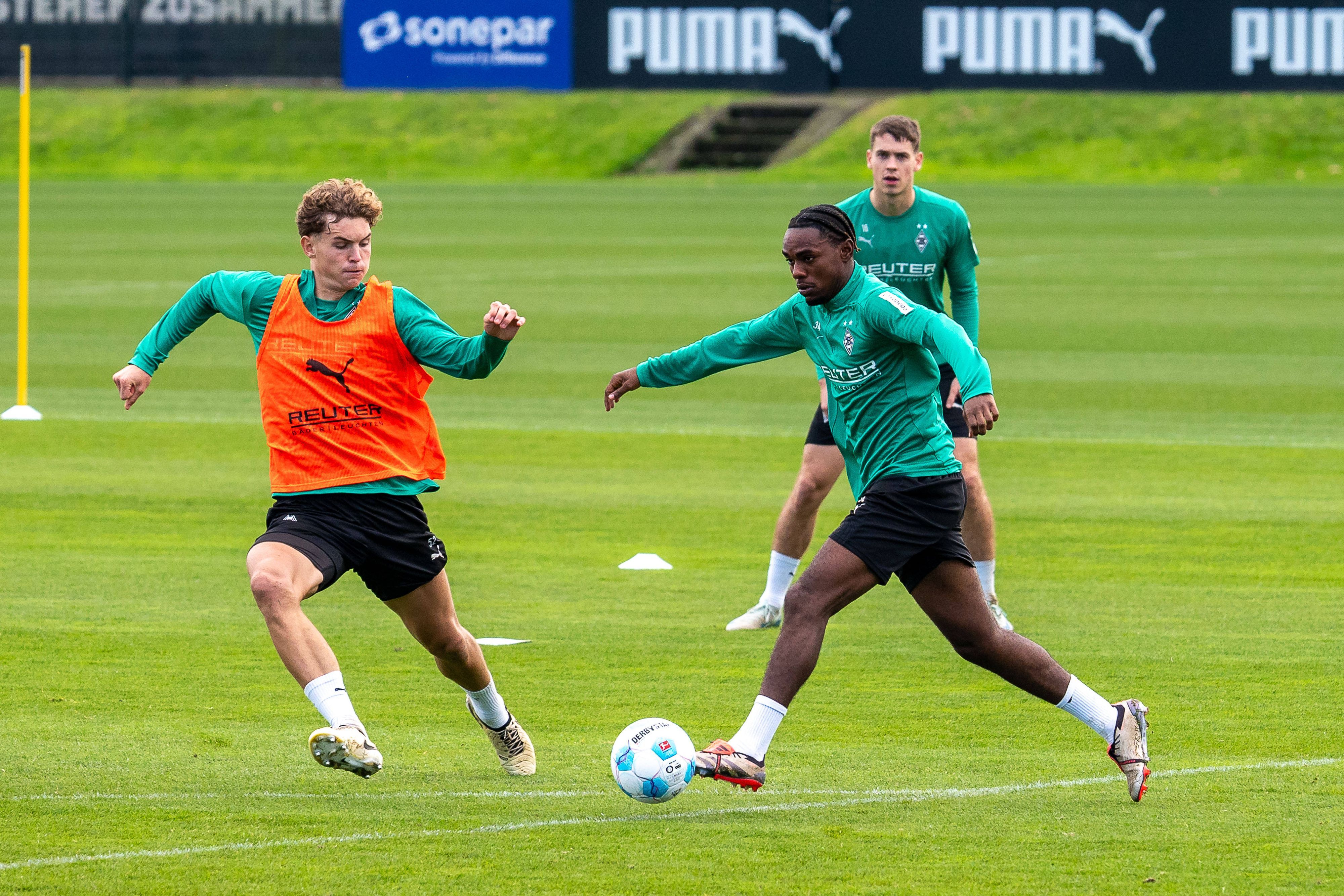 Jonathan Foss versucht, einen Ball im Gladbach-Training zu erobern.