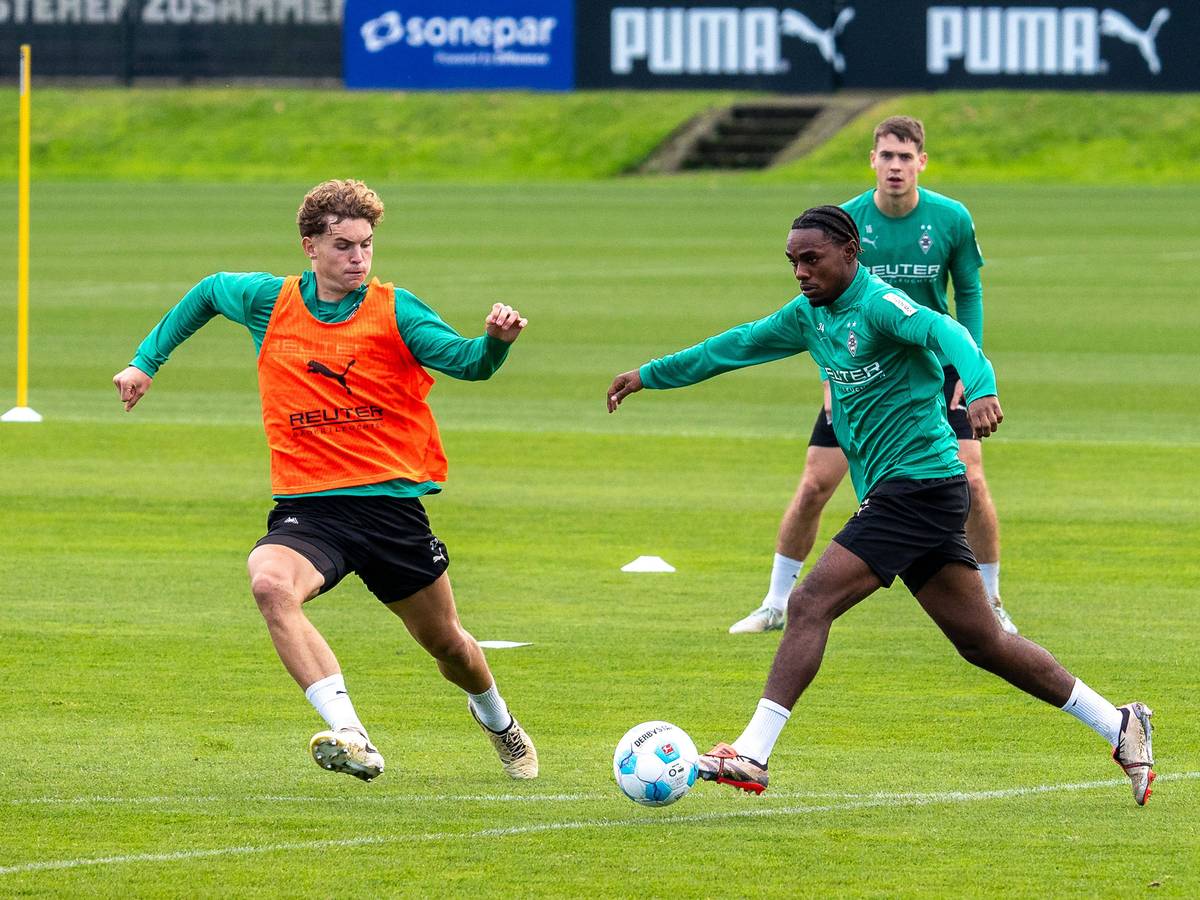 Jonathan Foss versucht, einen Ball im Gladbach-Training zu erobern.