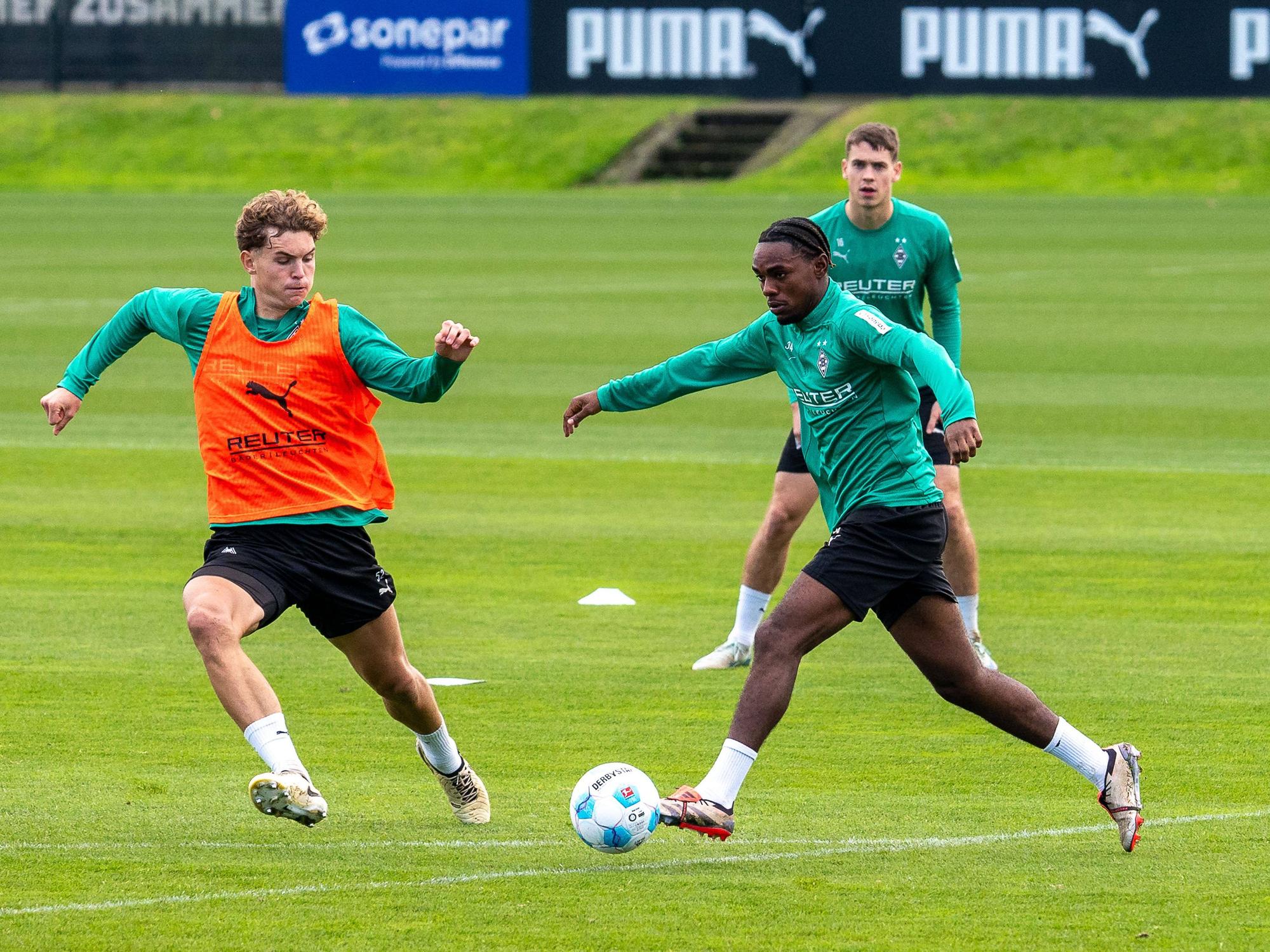 Jonathan Foss versucht, einen Ball im Gladbach-Training zu erobern.