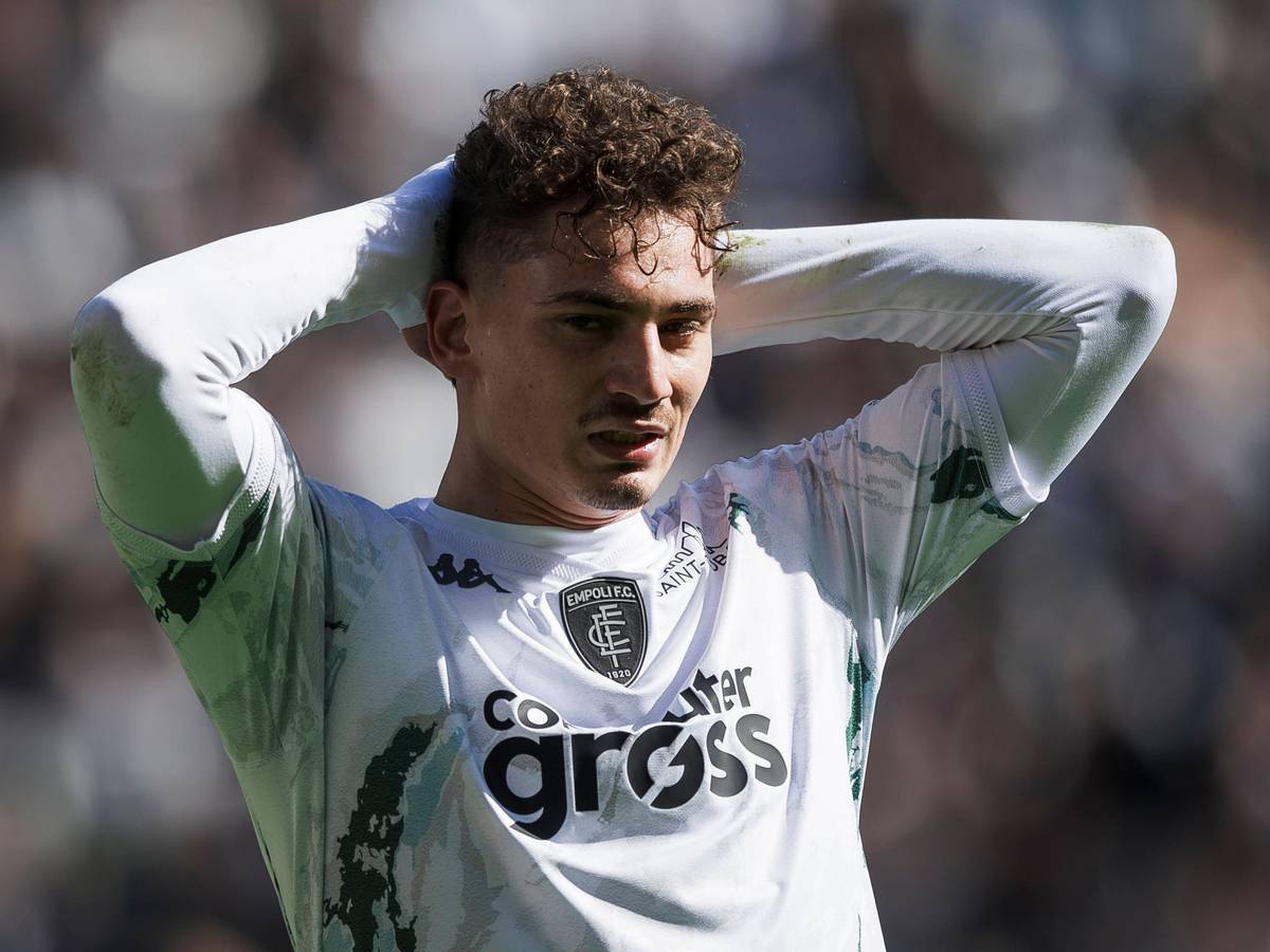 Sebastiano Esposito schlägt die Hände hinter dem Kopf zusammen.