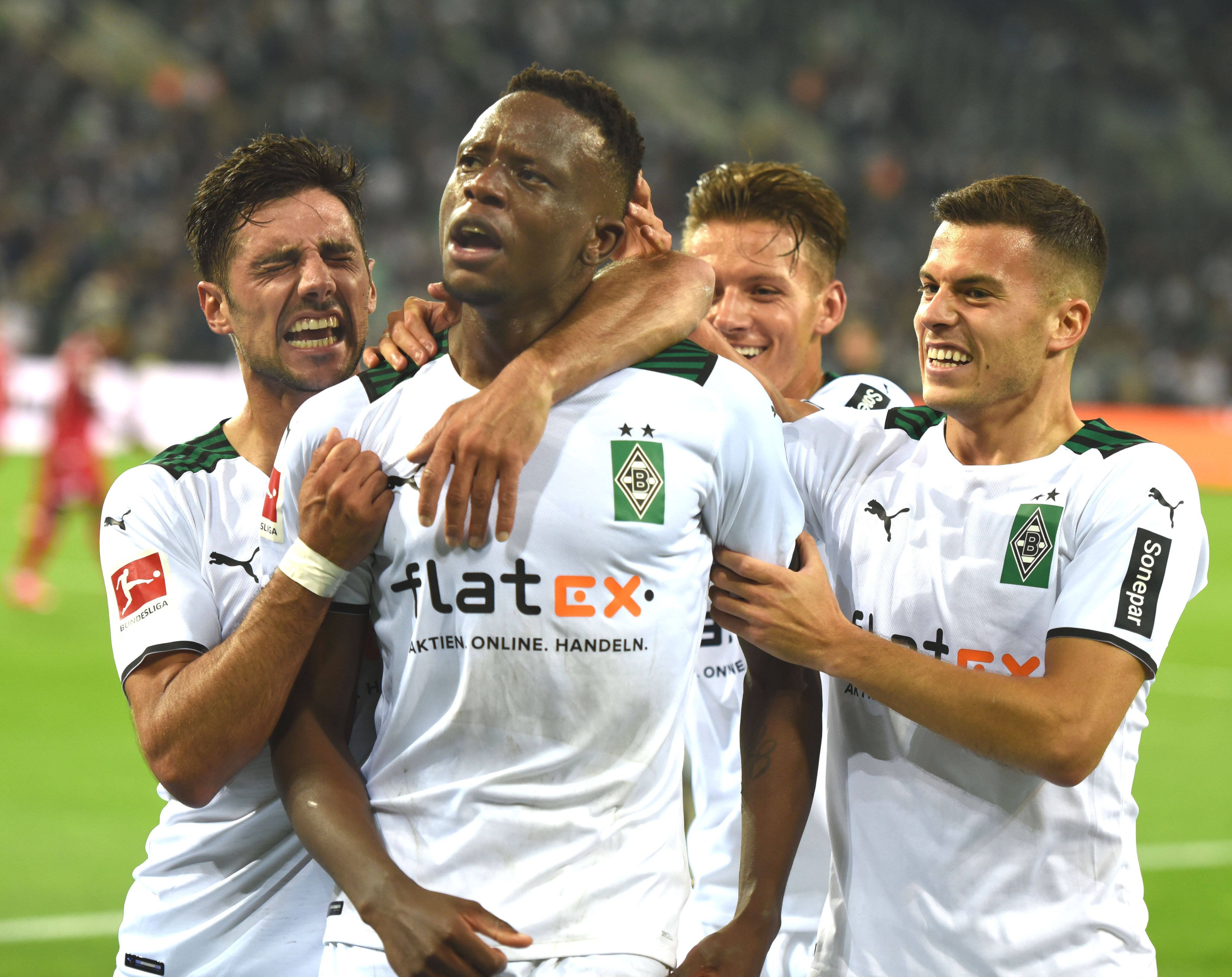 Denis Zakaria, Laszlo Bénes, Lars Stindl und Hannes Wolf bejubeln einen Gladbach-Treffer.