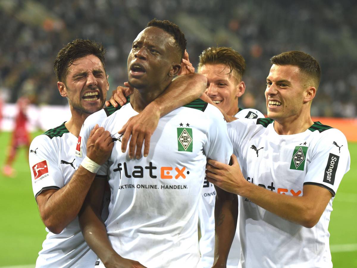 Denis Zakaria, Laszlo Bénes, Lars Stindl und Hannes Wolf bejubeln einen Gladbach-Treffer.
