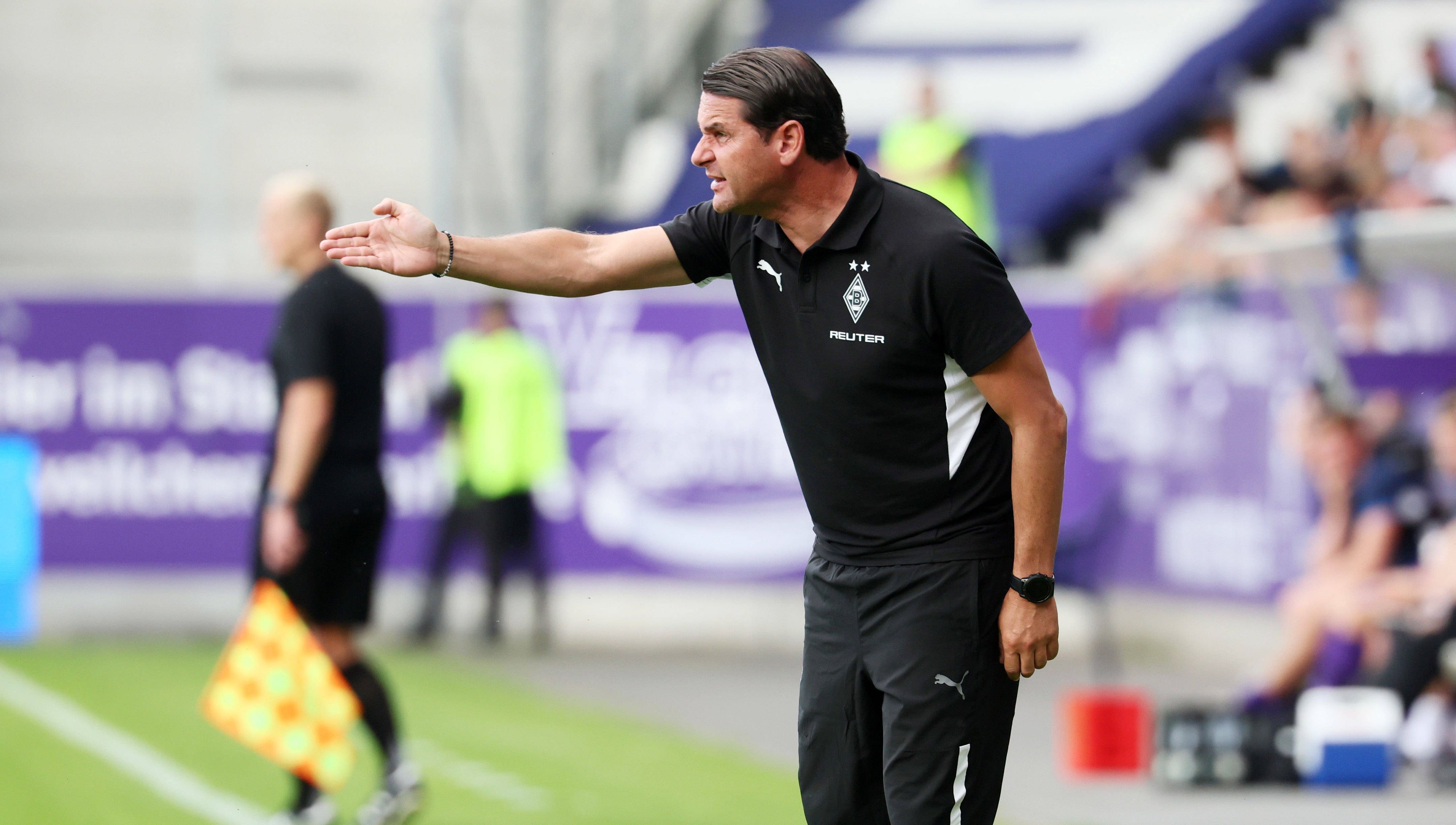 Gerardo Seoane gibt beim Gladbach-Testspiel in Aue Anweisungen.