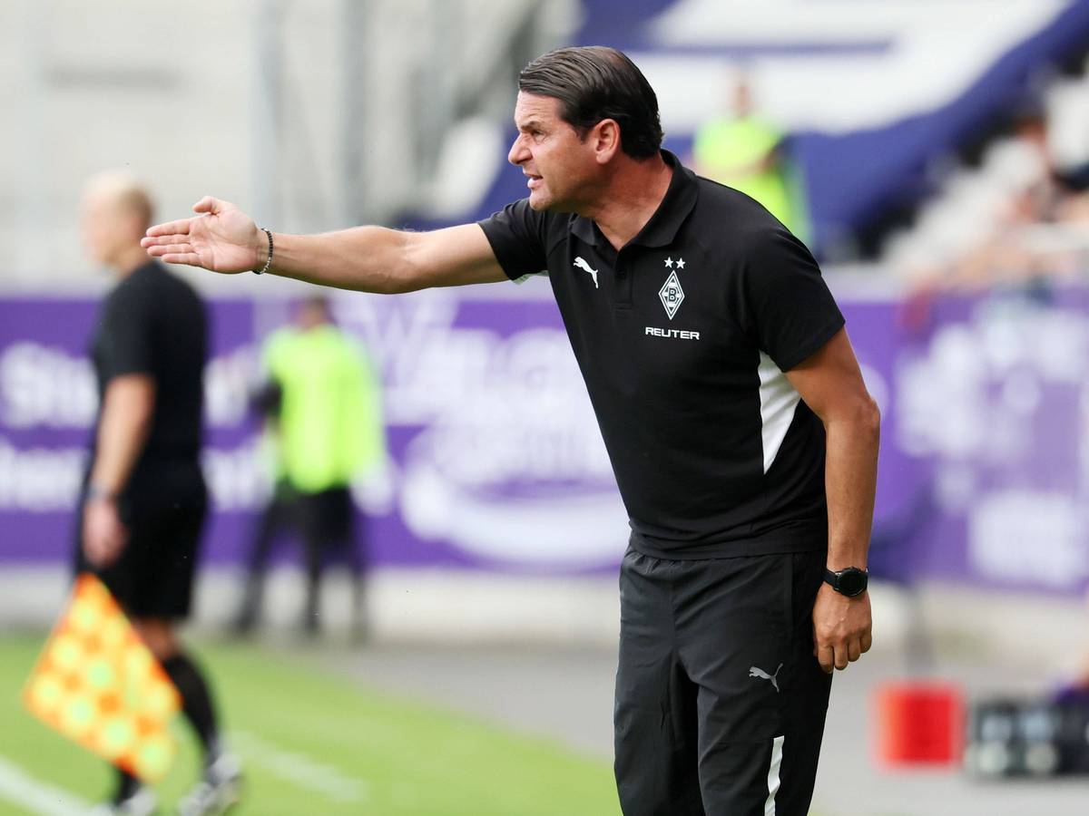 Gerardo Seoane gibt beim Gladbach-Testspiel in Aue Anweisungen.