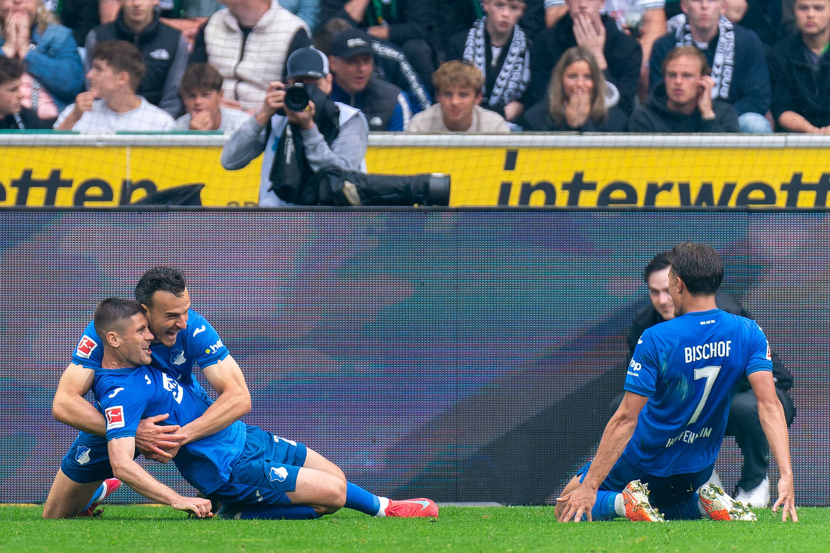 Andrej Kramaric wird von Haris Tabakovic umarmt.