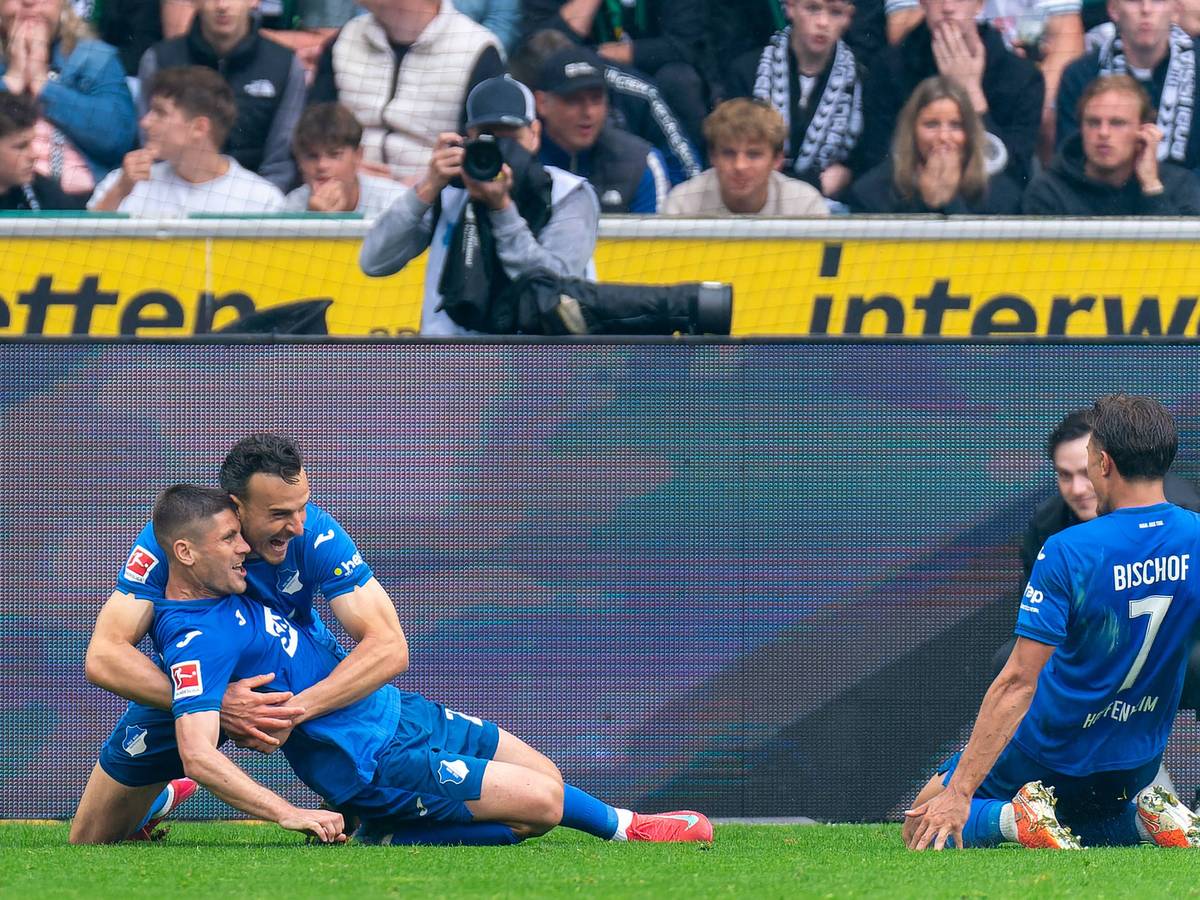 Andrej Kramaric wird von Haris Tabakovic umarmt.