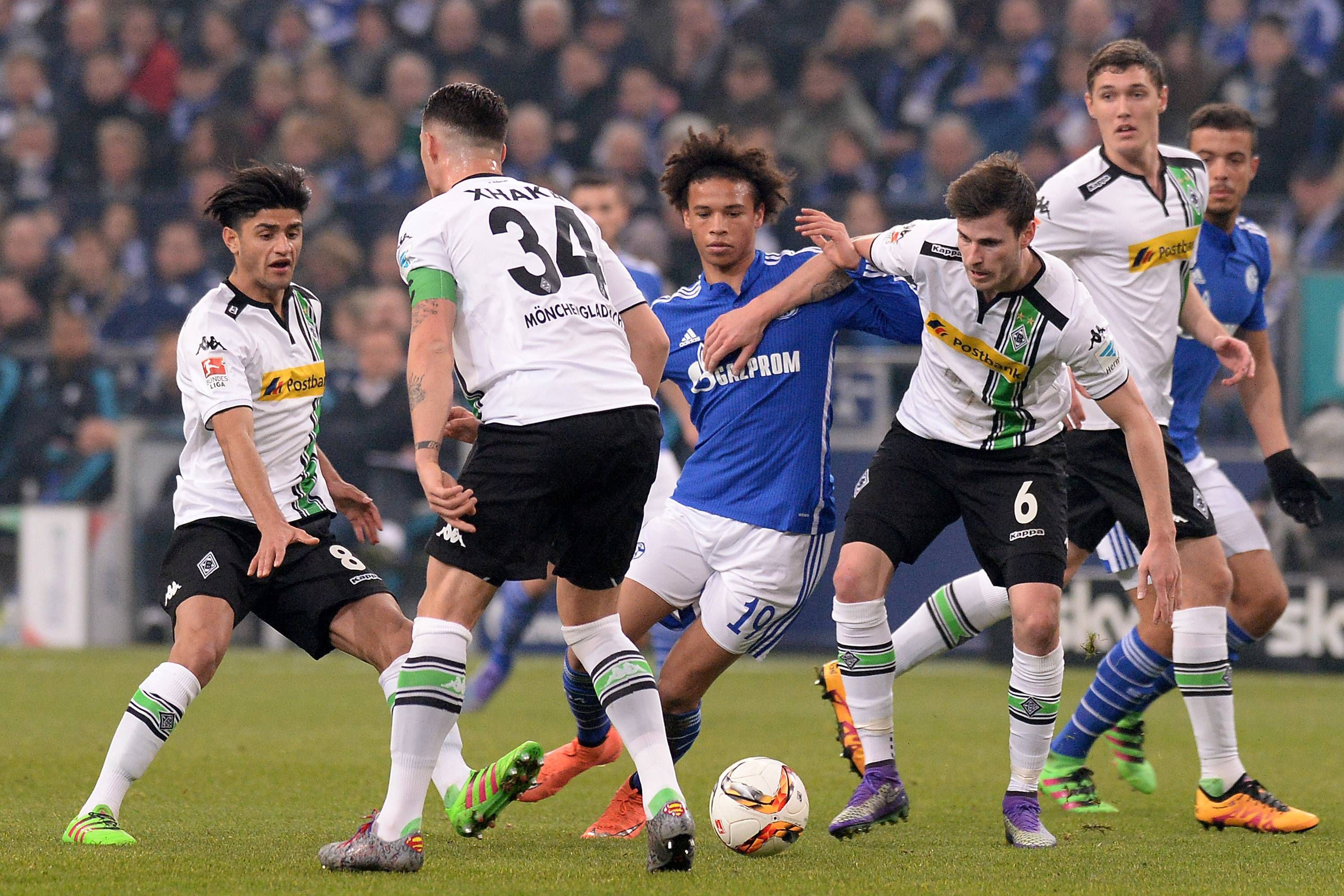 Leroy Sane im Kampf mit Mahmoud Dahoud, Granit Xhaka, Havard Nordtveit und Andreas Christensen.