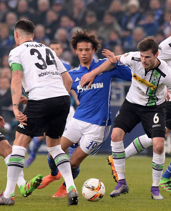 Leroy Sane im Kampf mit Mahmoud Dahoud, Granit Xhaka, Havard Nordtveit und Andreas Christensen.