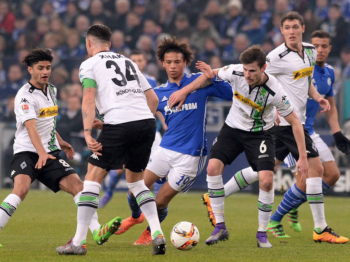Leroy Sane im Kampf mit Mahmoud Dahoud, Granit Xhaka, Havard Nordtveit und Andreas Christensen.