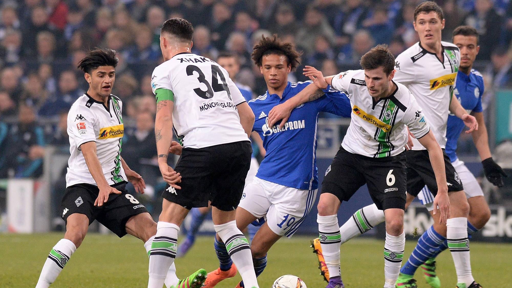 Leroy Sane im Kampf mit Mahmoud Dahoud, Granit Xhaka, Havard Nordtveit und Andreas Christensen.